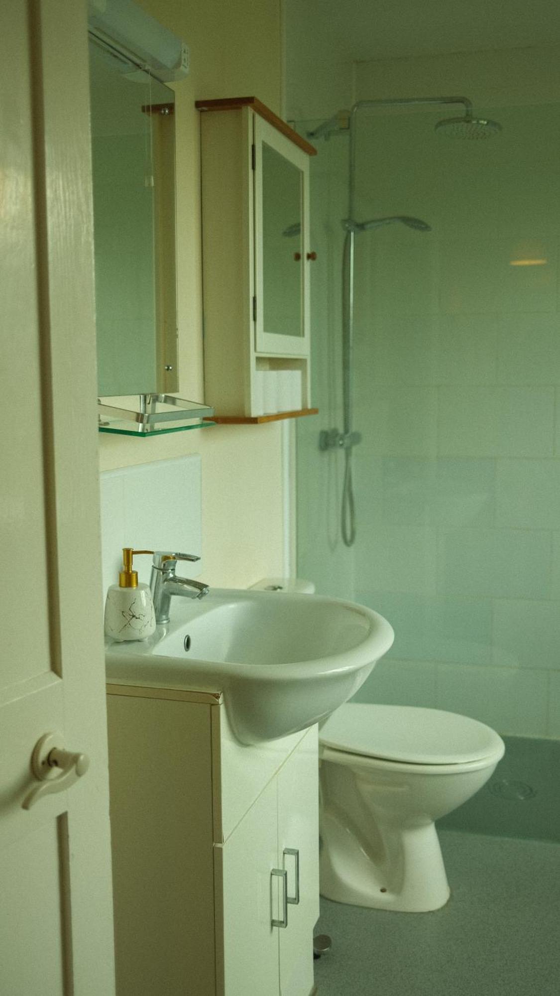 Spacious In Bath, Nature And City! *