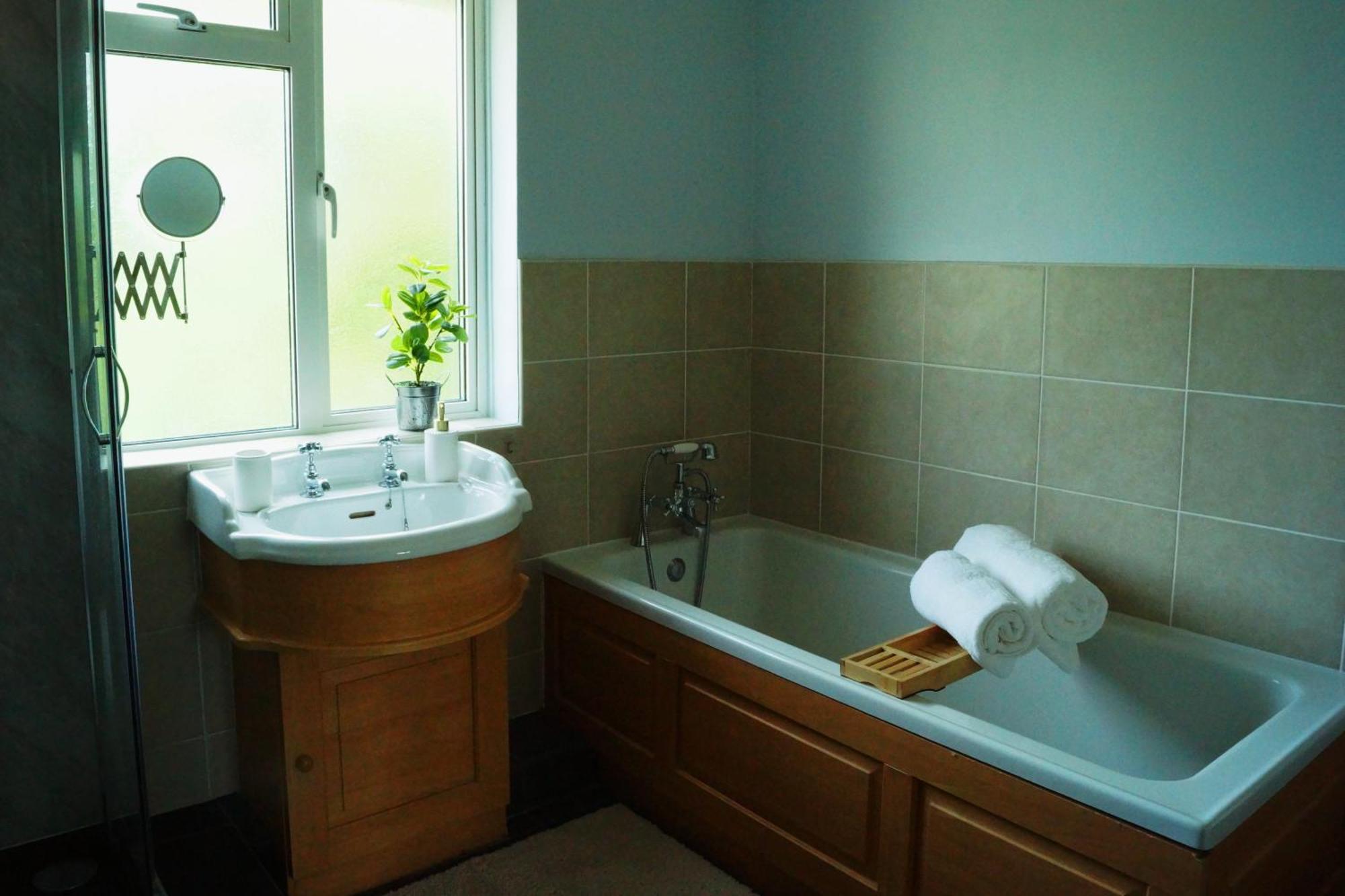 Spacious 4 Bedroom House With Garden, Close To Centre, 2 Parking Spaces Holiday home Bath