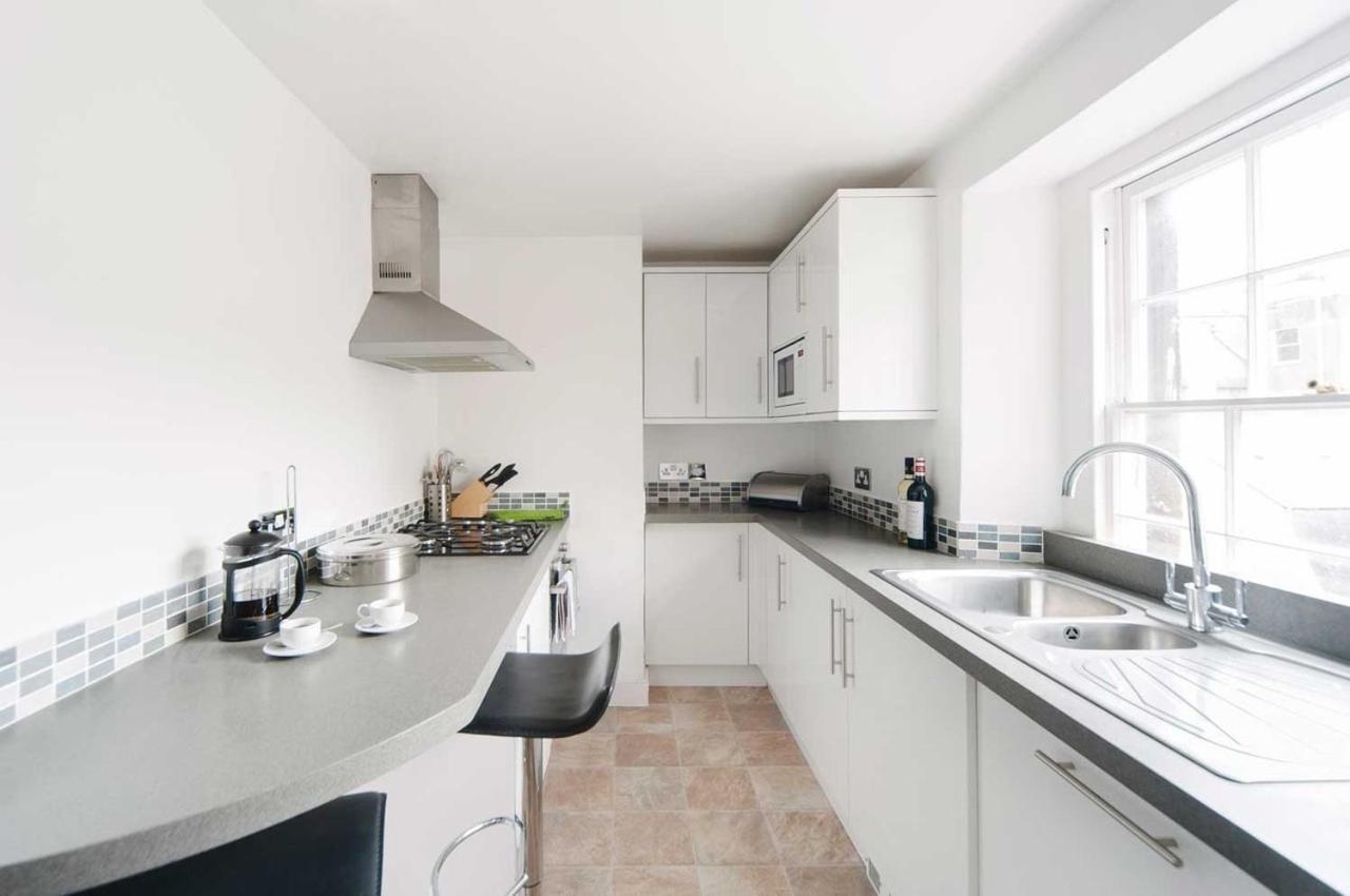 Stylish Three Bedroom In Heart Of Apartment *