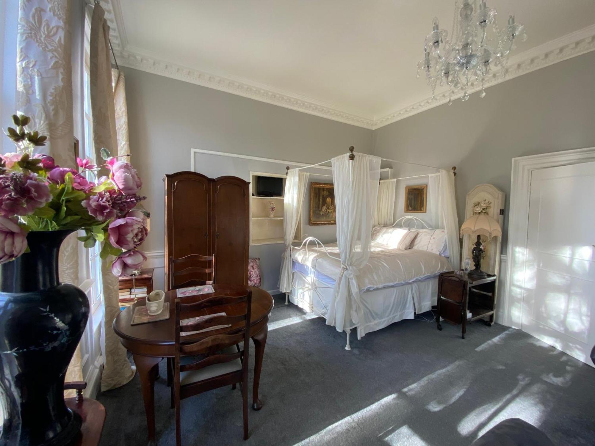 Elegant & Romantic - Entire Flat With 2 Magnificent Views *
