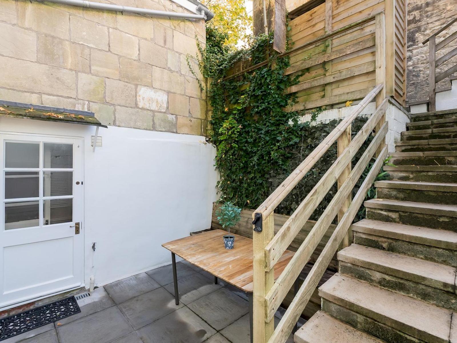 Pass The Keys Courtyard Apartment Bath