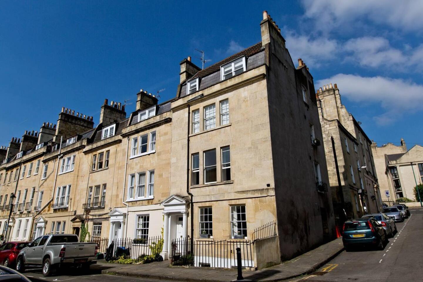 Apartment Pass The Keys Courtyard Bath
