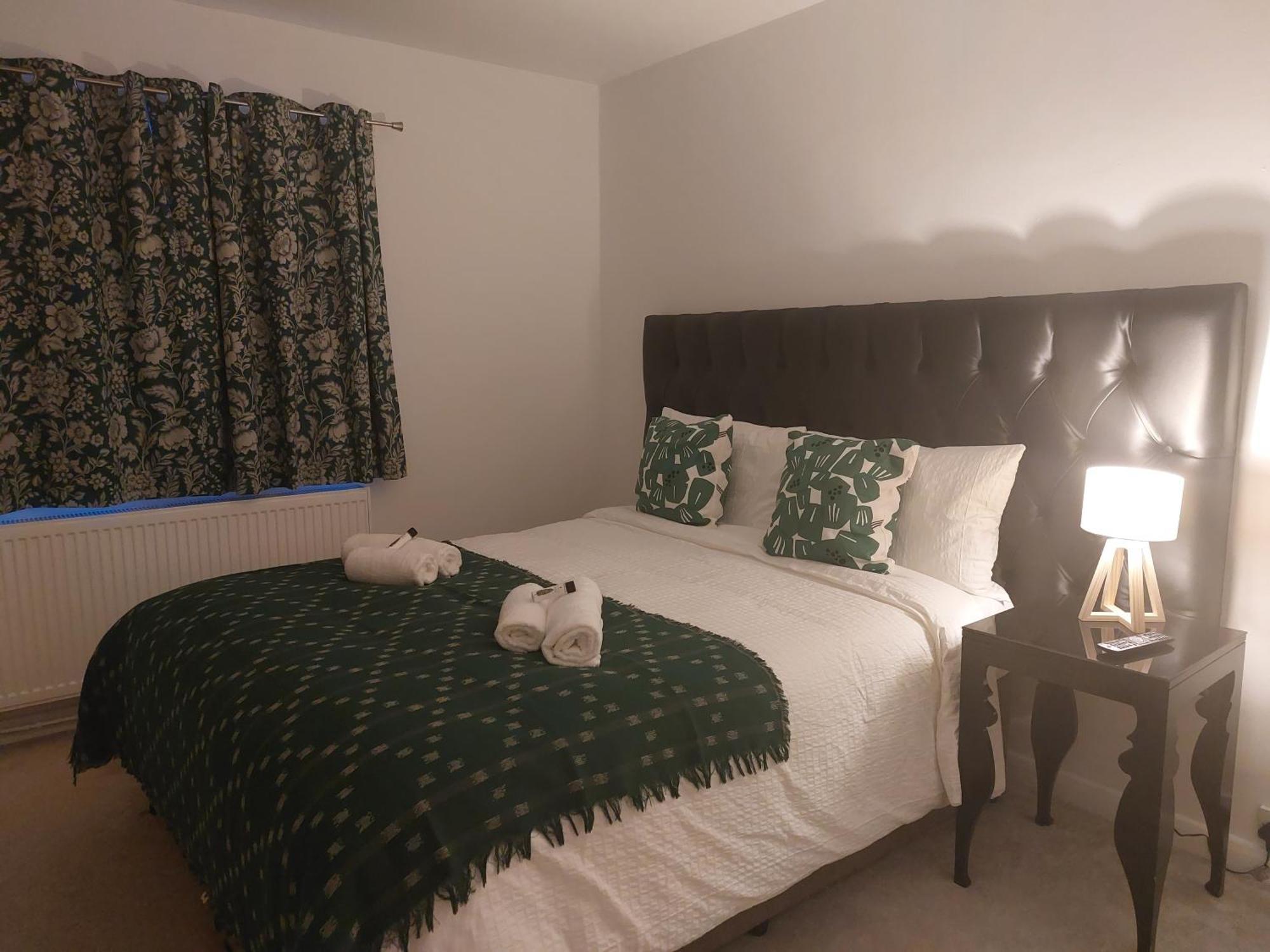 Spacious 4 Bedroom House With Garden, Close To Centre, 2 Parking Spaces Holiday home