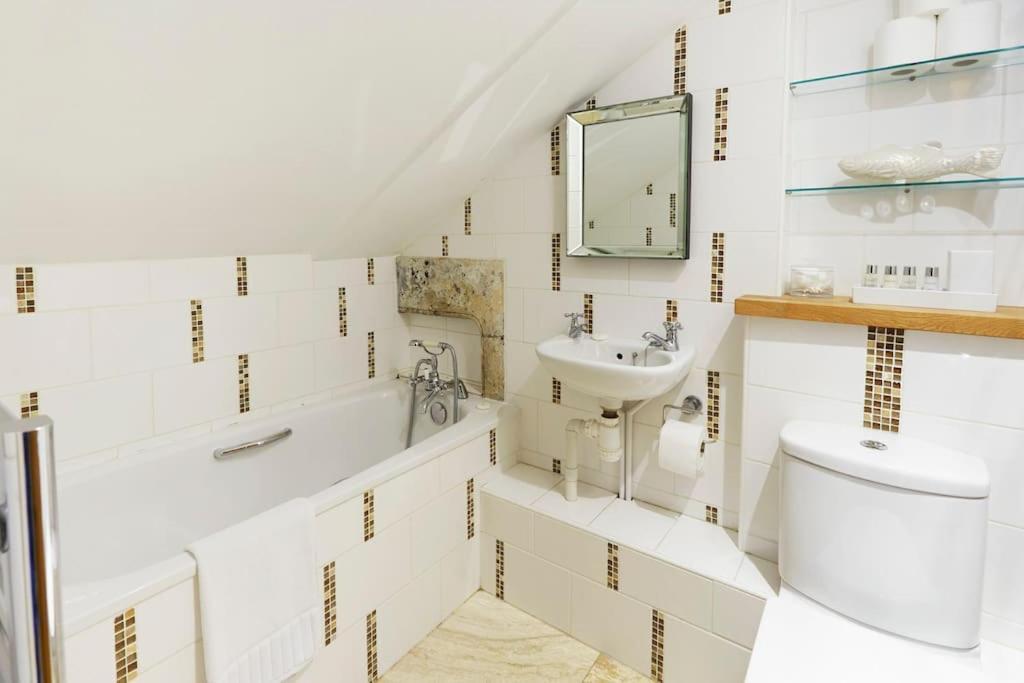 Jack's Place - 2 Bedroom Apartment Bath