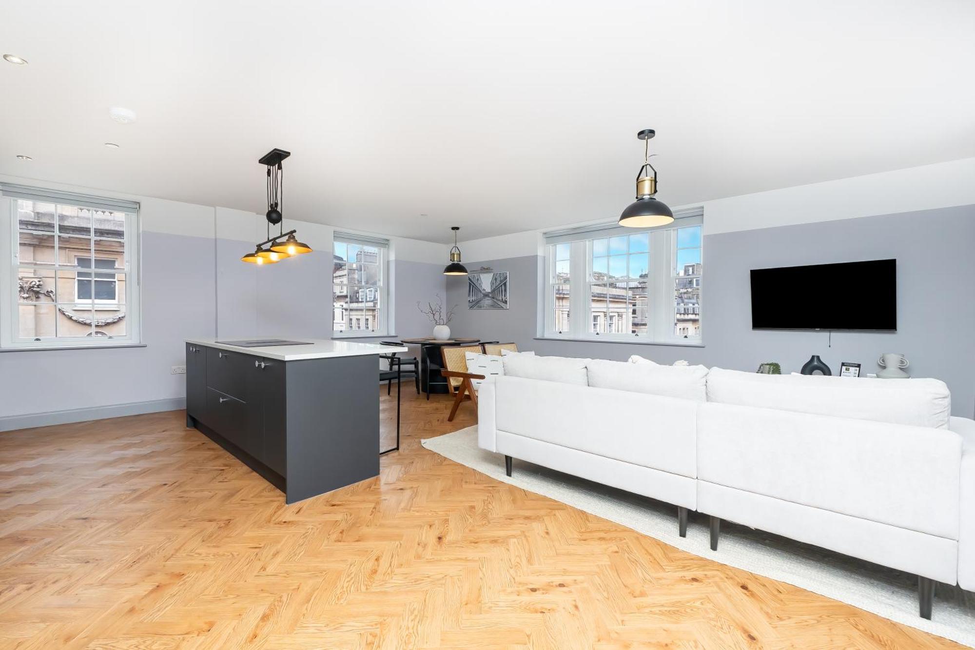 Street Penthouse * Bath
