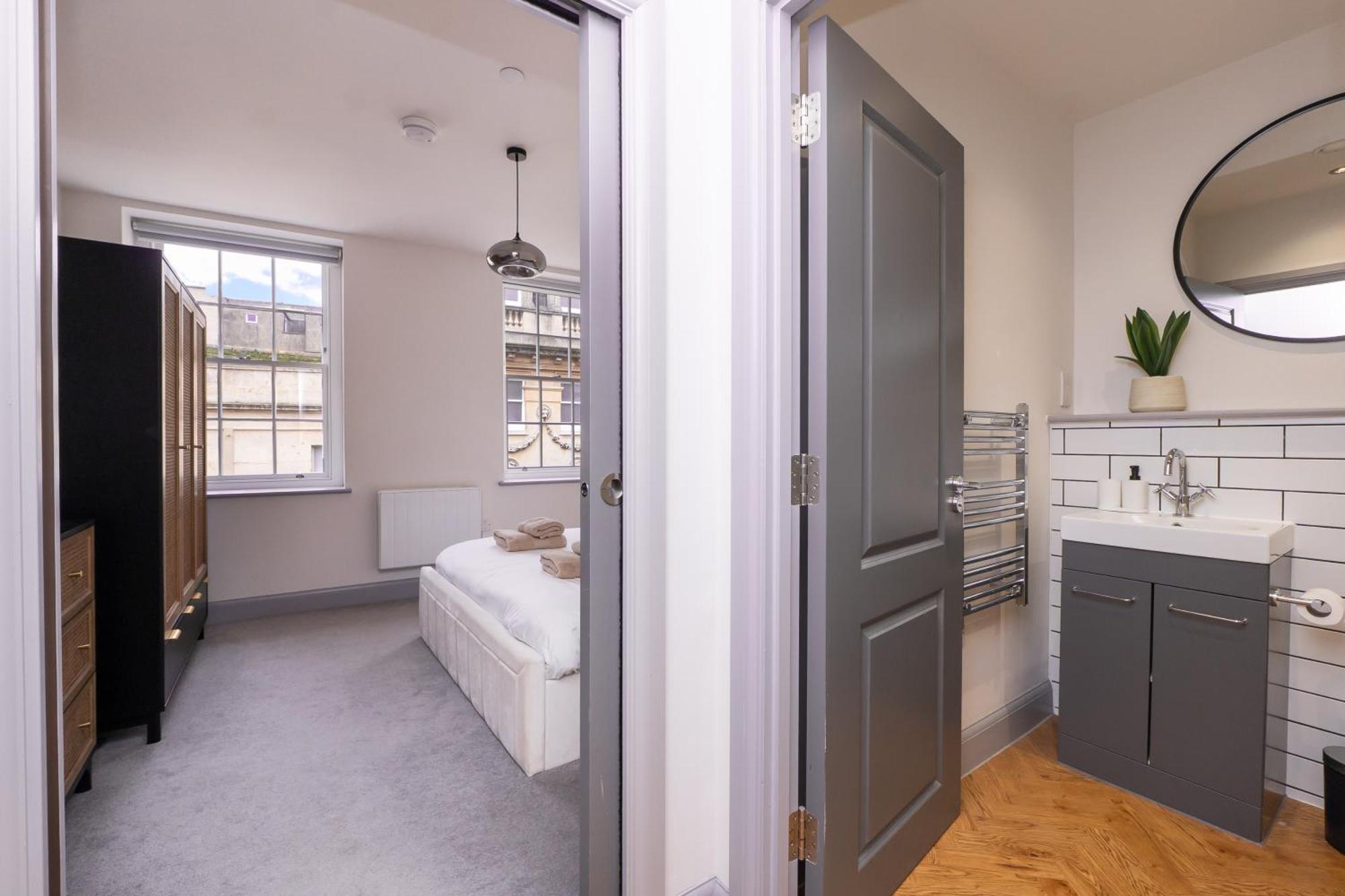 Street Penthouse Apartment *