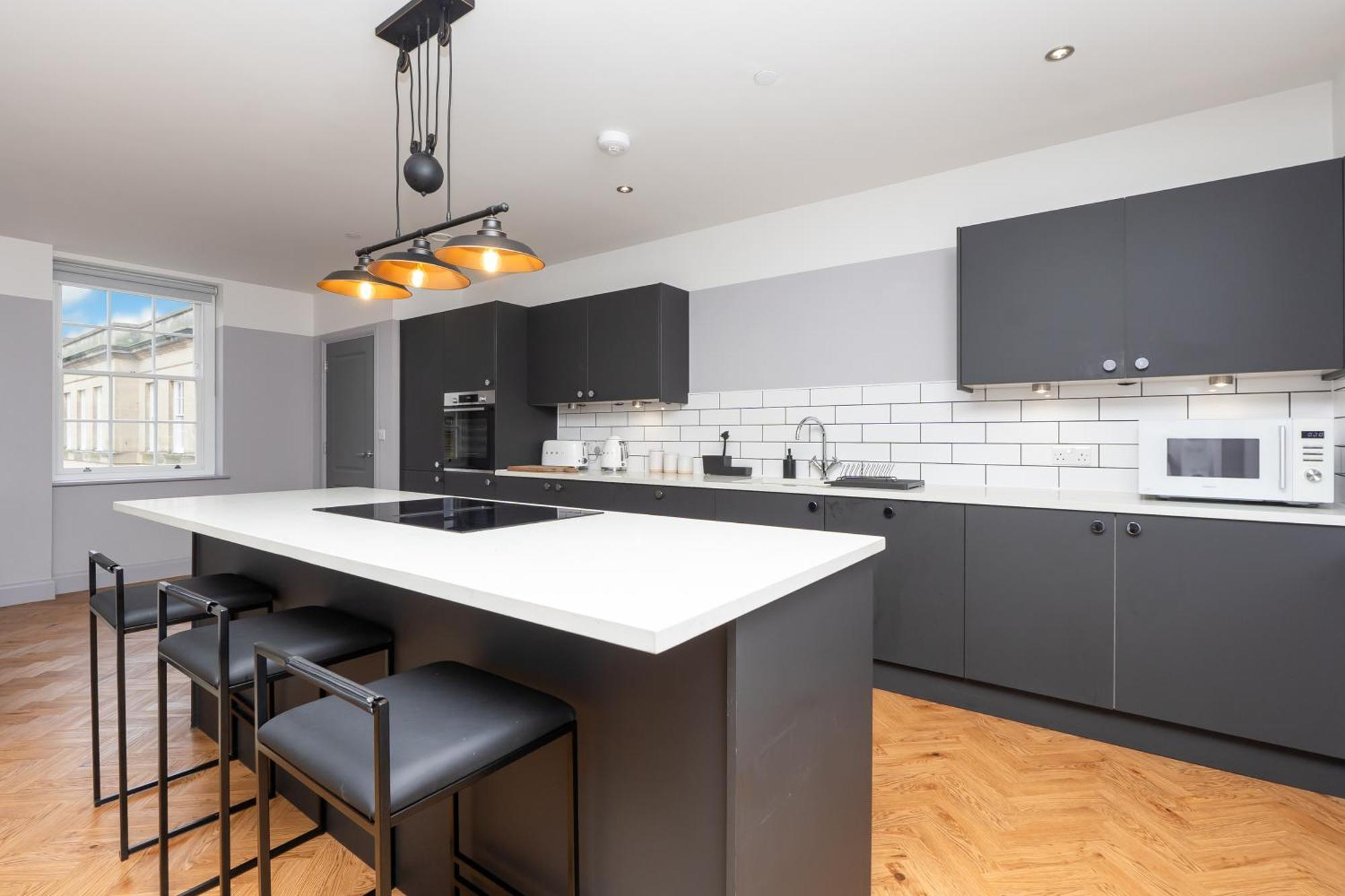 Street Penthouse Apartment *