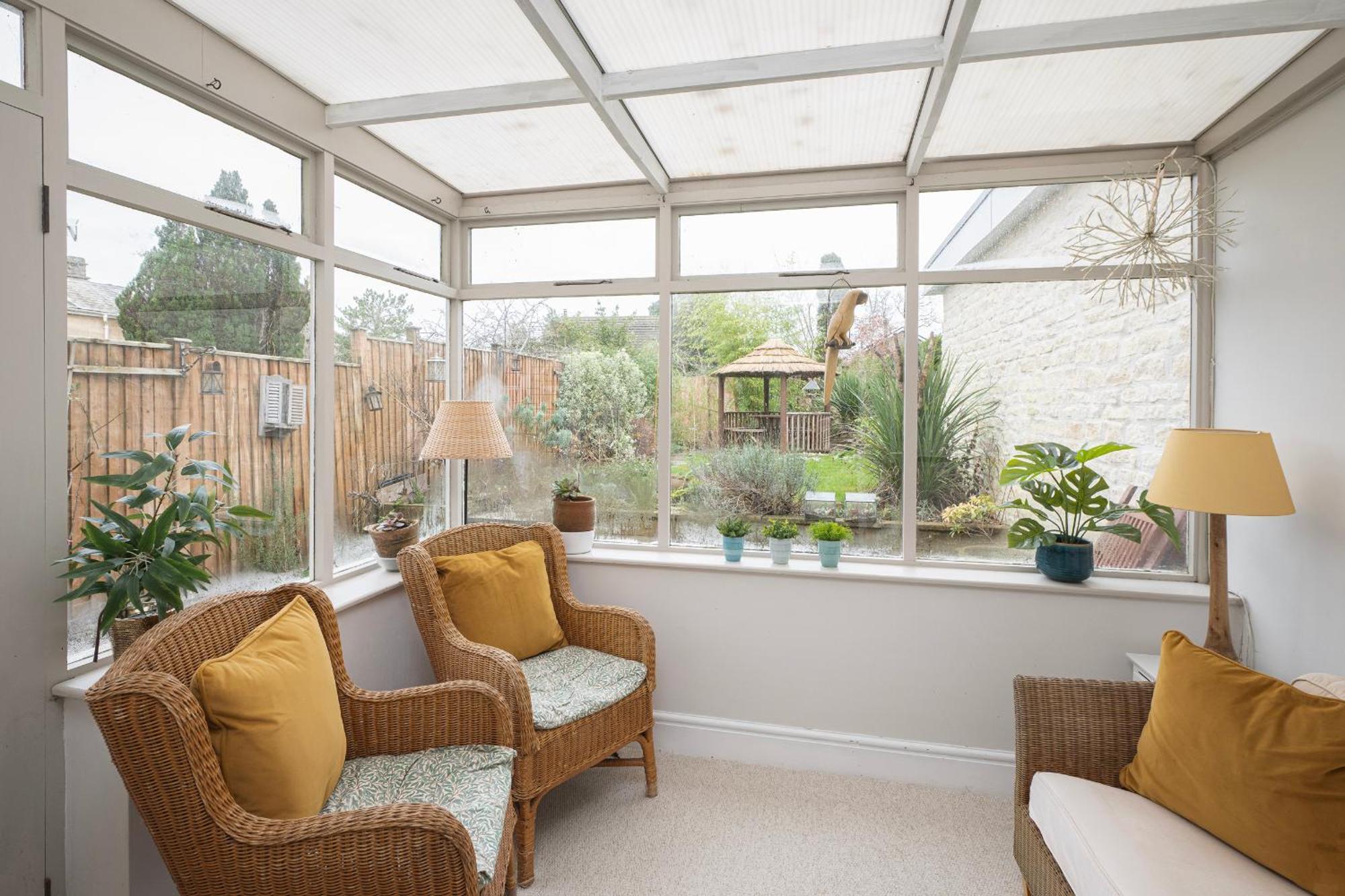 Churchill House - Two Bedrooms - Street Parking - Garden *