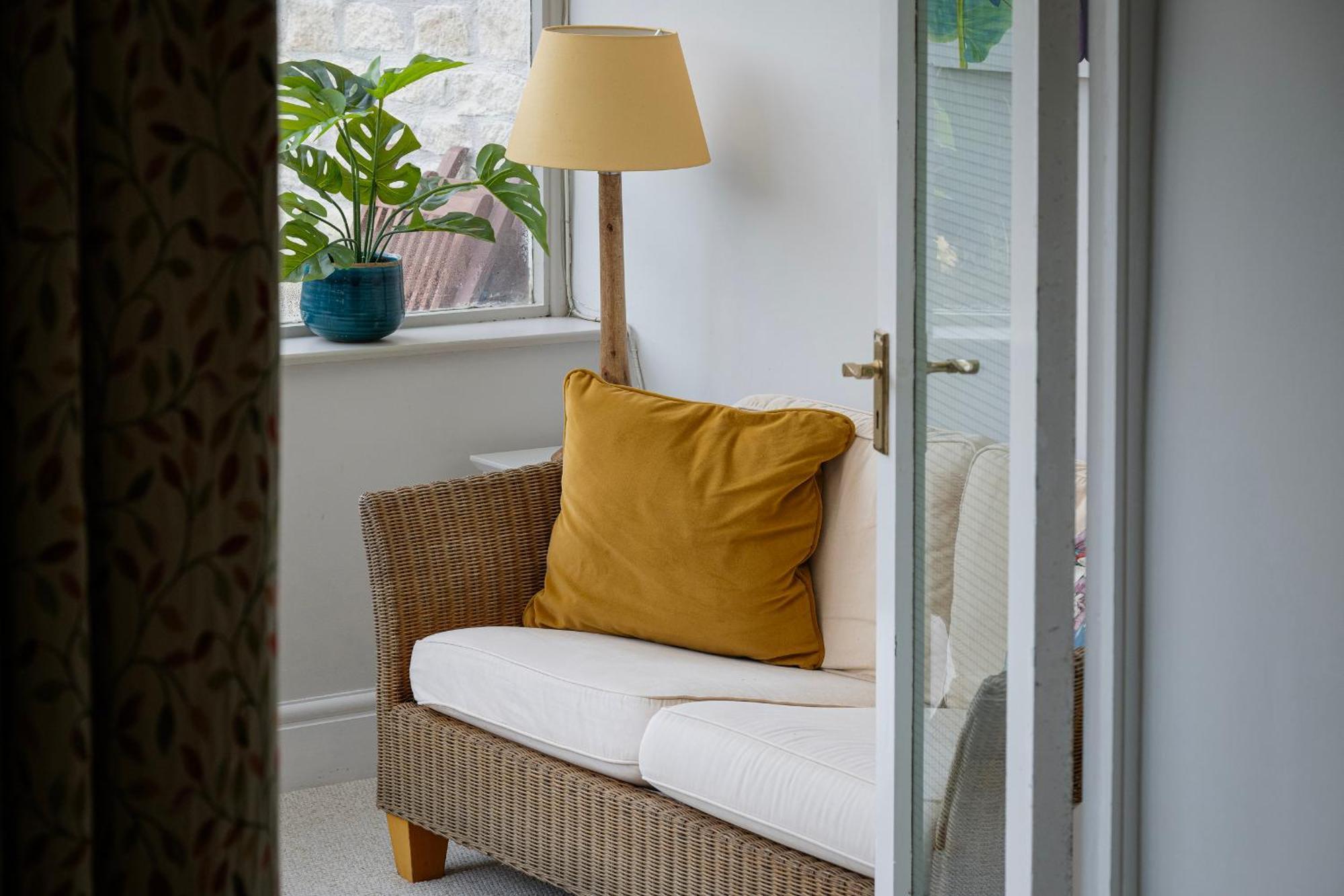 Churchill House - Two Bedrooms - Street Parking - Garden Holiday home *