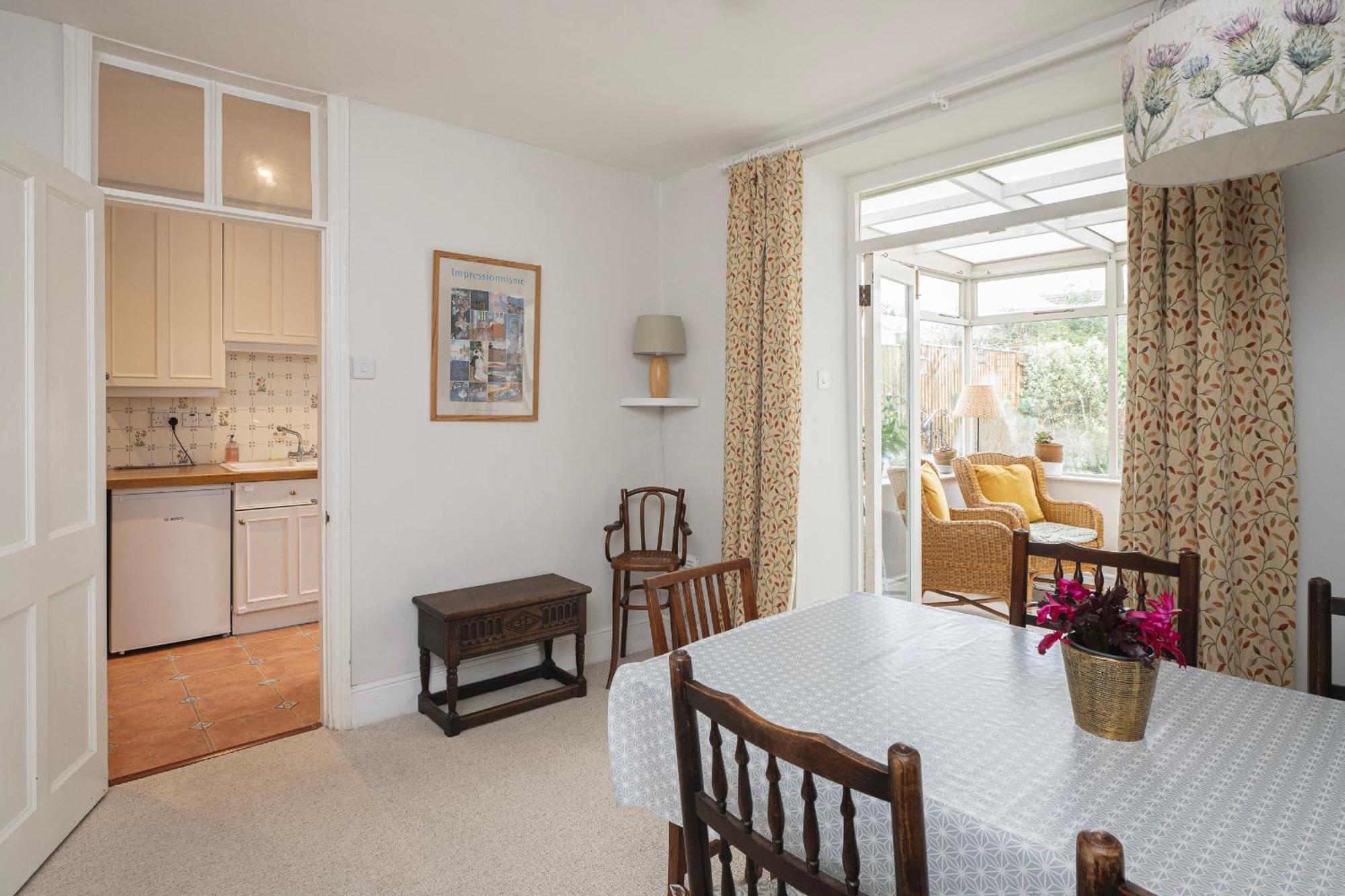 Churchill House - Two Bedrooms - Street Parking - Garden