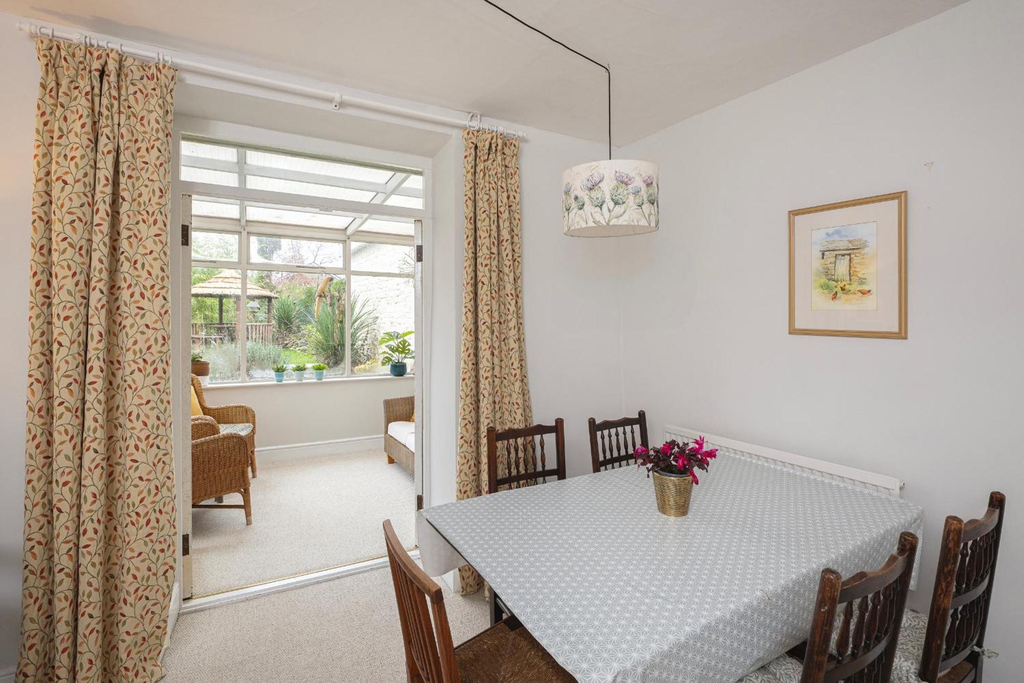 Churchill House - Two Bedrooms - Street Parking - Garden Holiday home