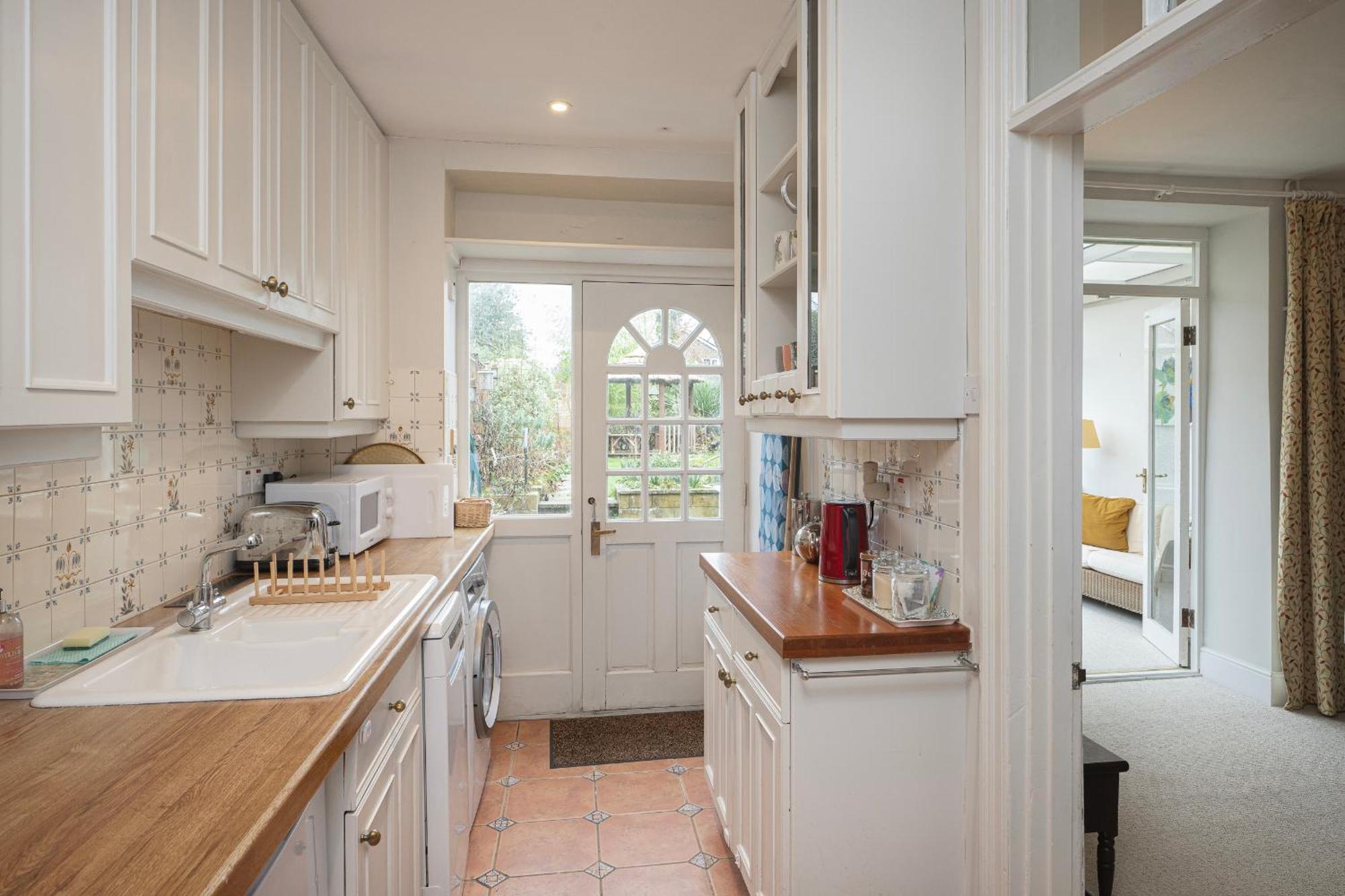 Churchill House - Two Bedrooms - Street Parking - Garden *