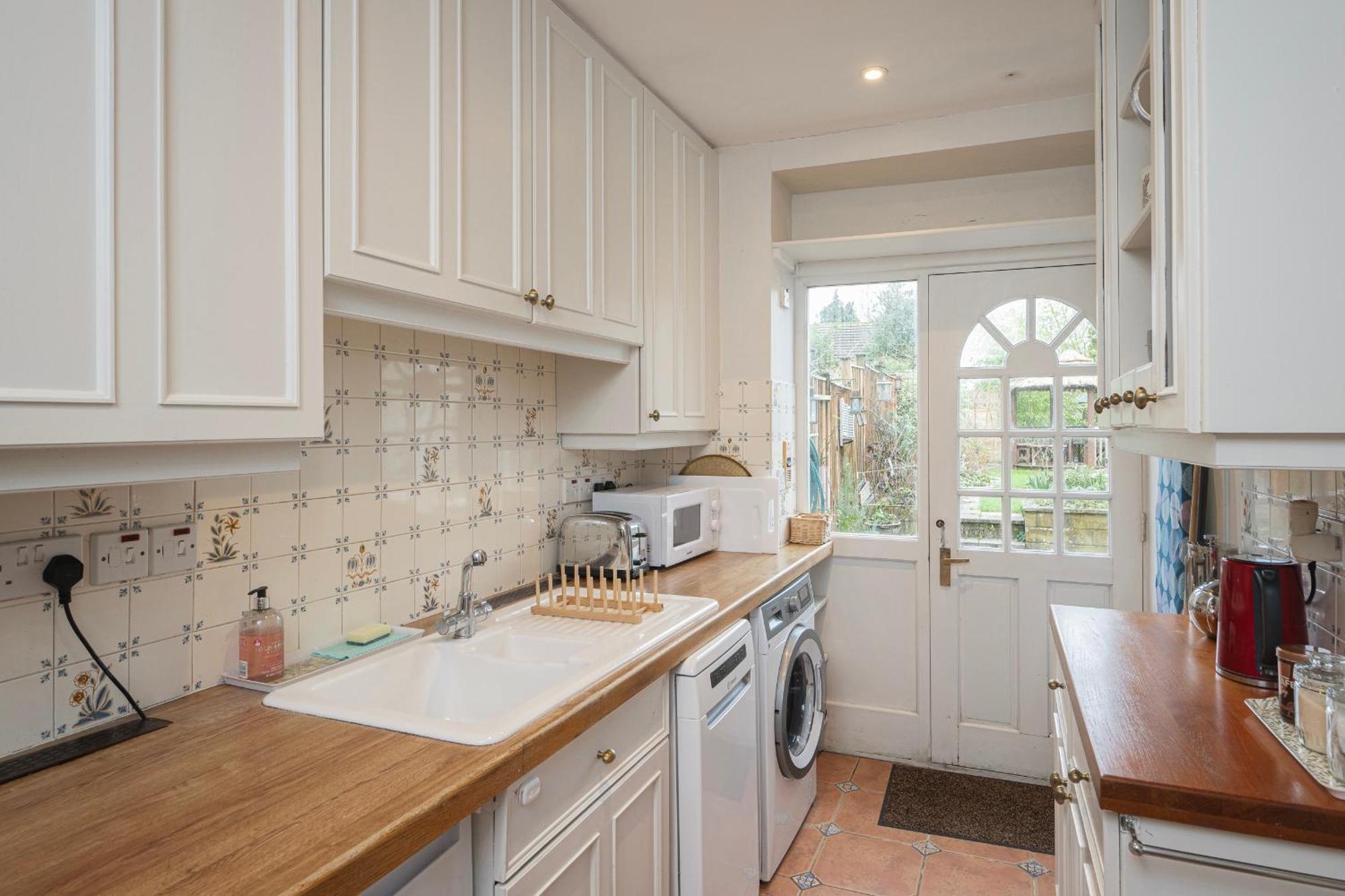 Churchill House - Two Bedrooms - Street Parking - Garden Bath