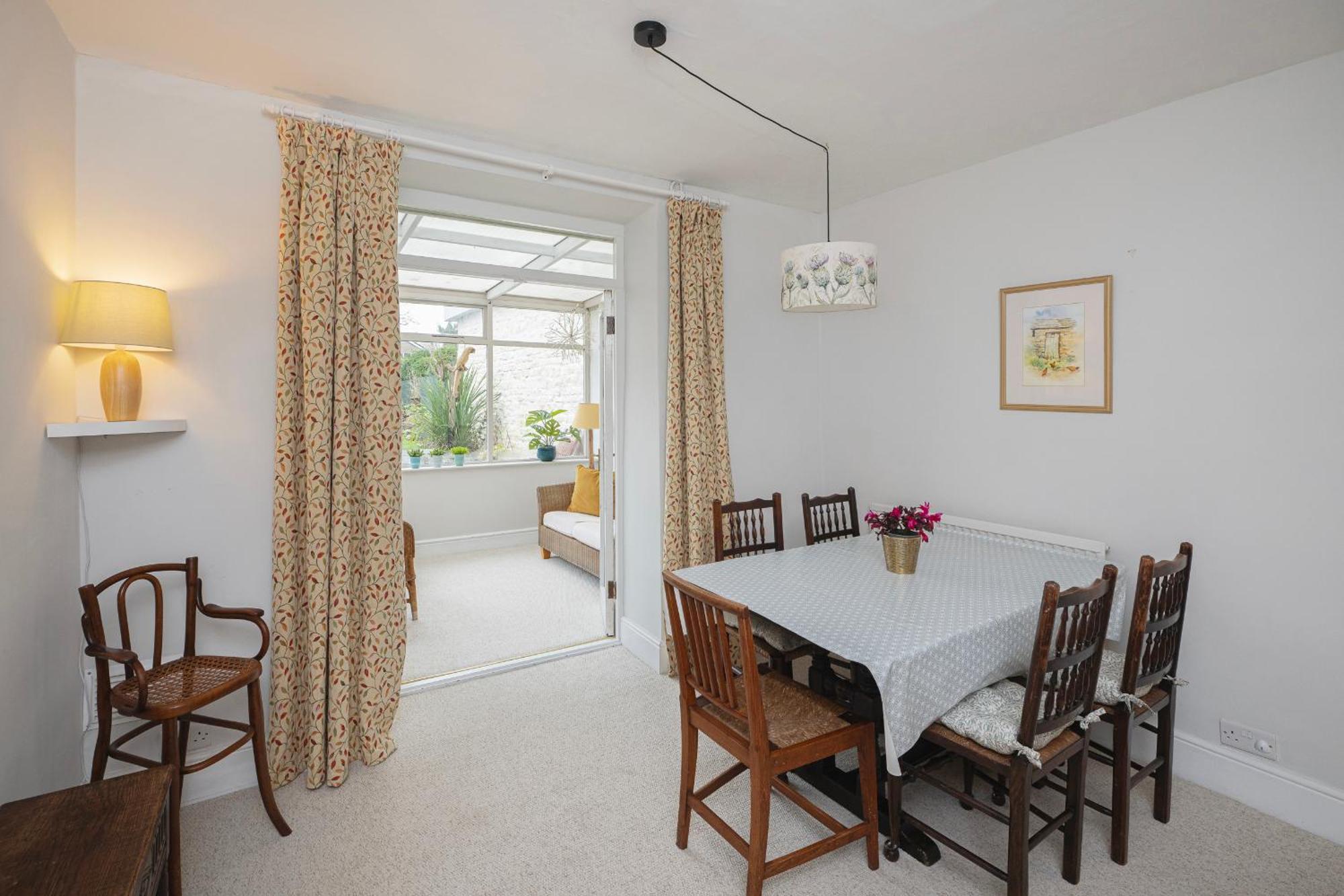 Churchill House - Two Bedrooms - Street Parking - Garden