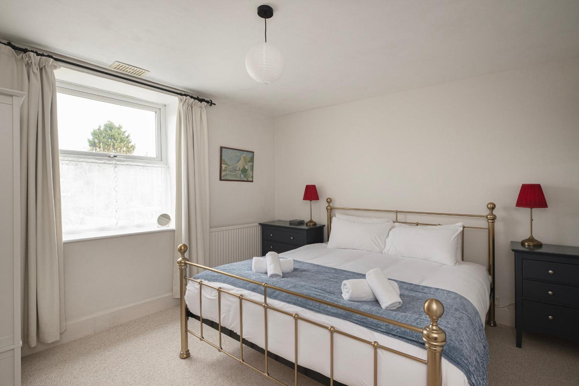 Churchill House - Two Bedrooms - Street Parking - Garden Holiday home *