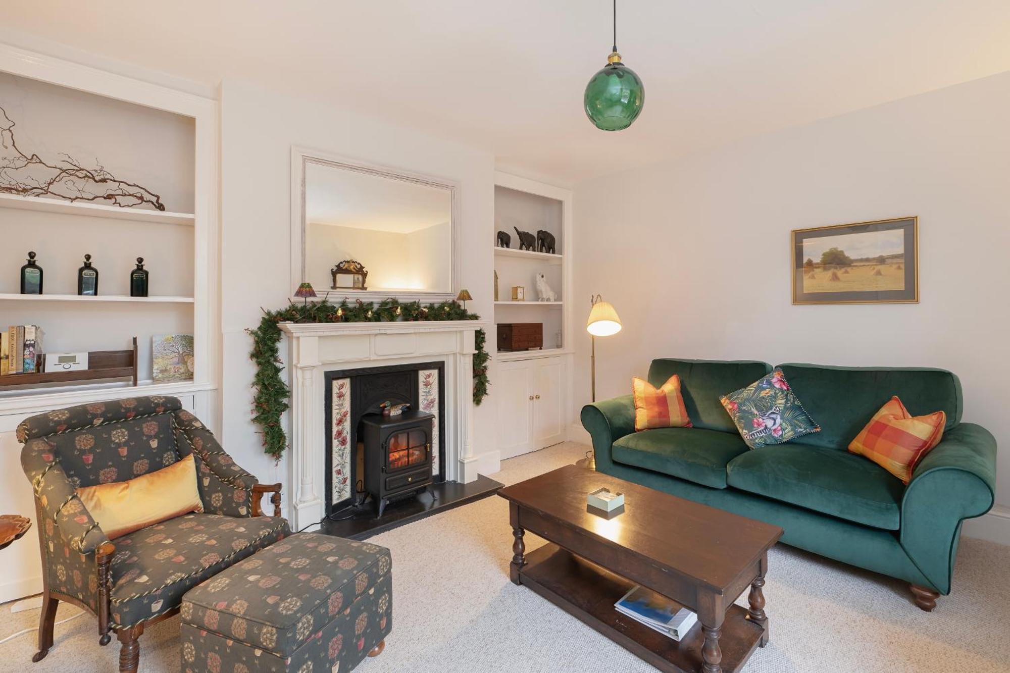 Churchill House - Two Bedrooms - Street Parking - Garden Bath