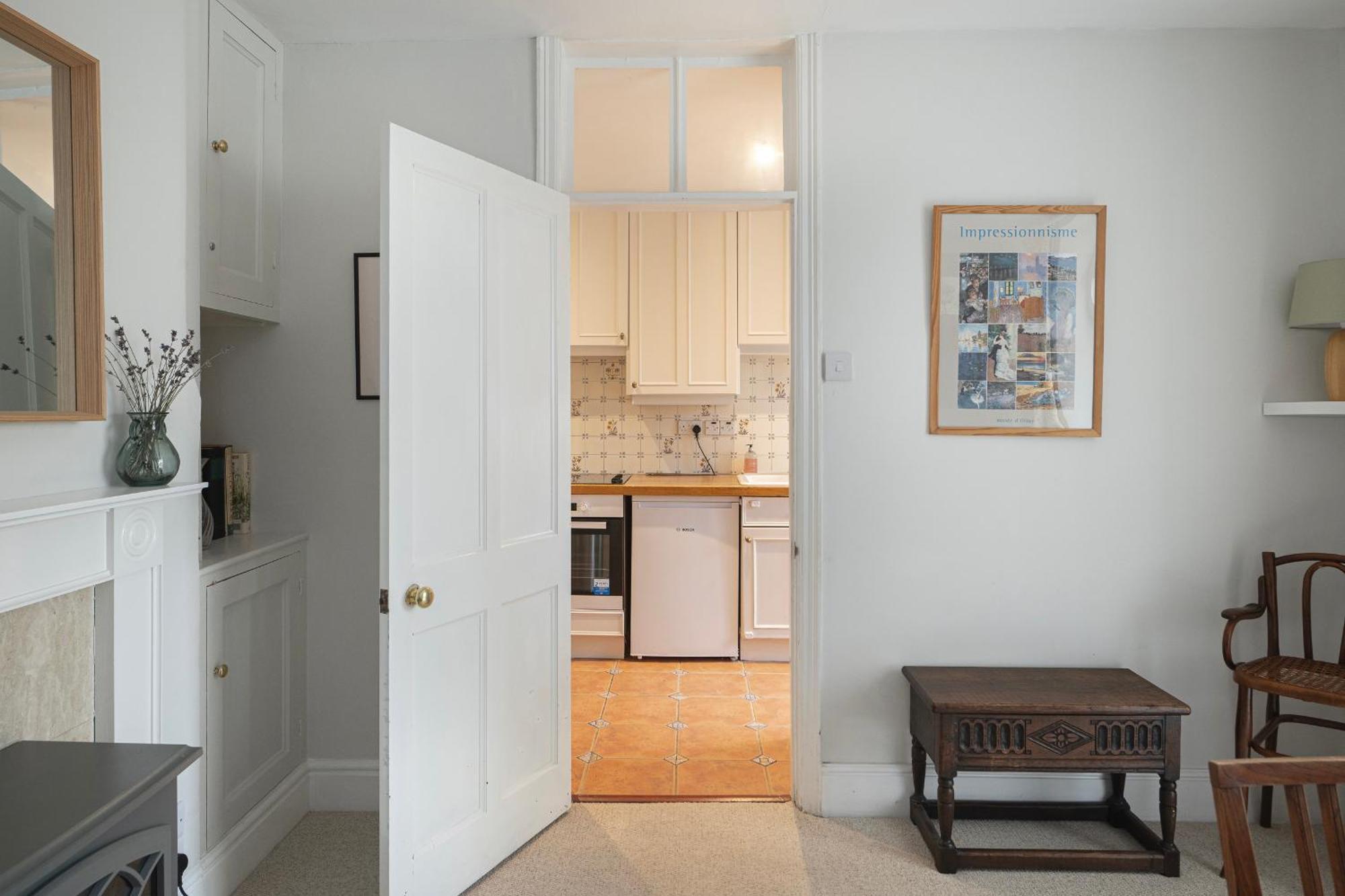 Churchill House - Two Bedrooms - Street Parking - Garden Holiday home