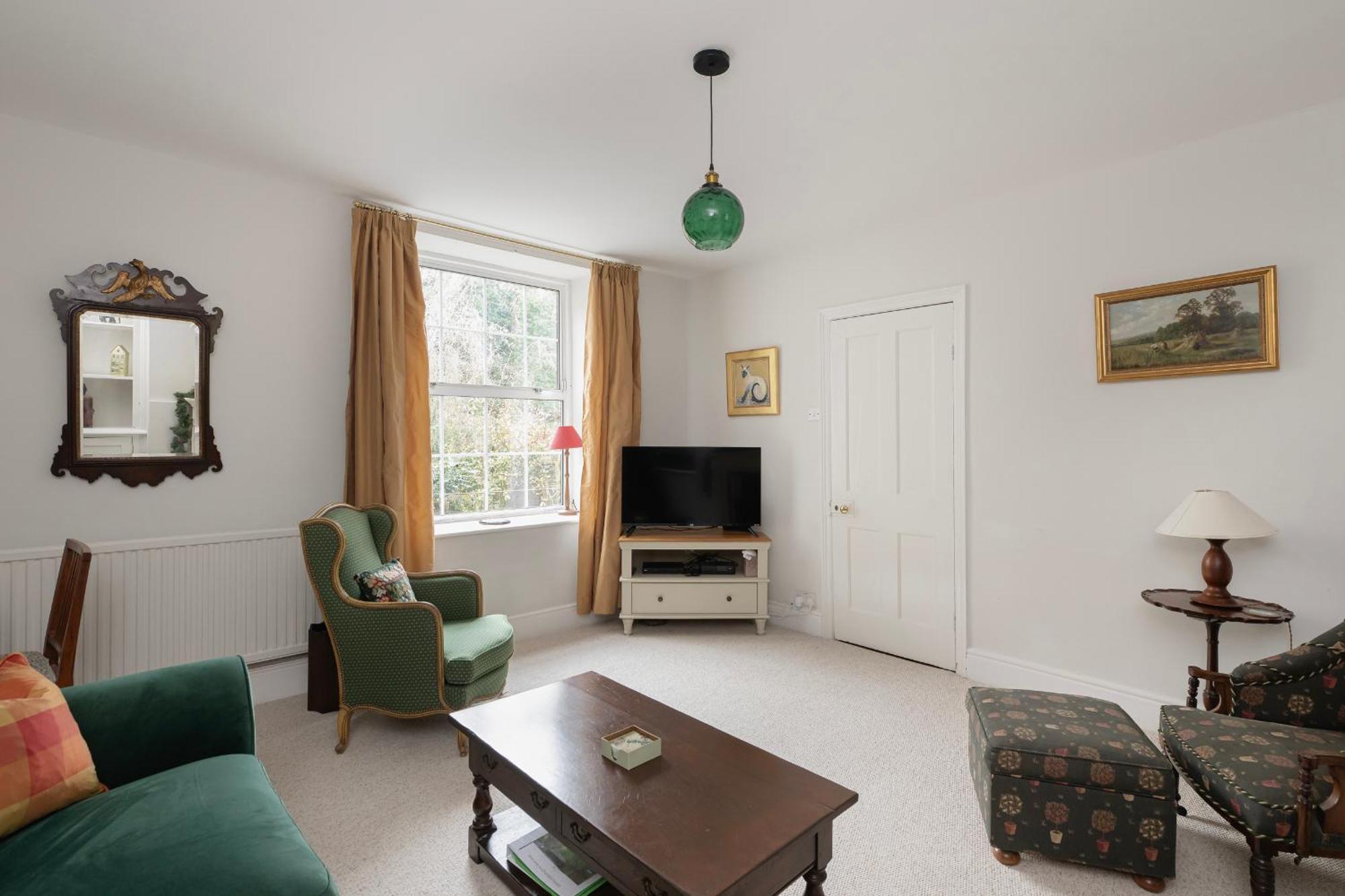 Churchill House - Two Bedrooms - Street Parking - Garden *