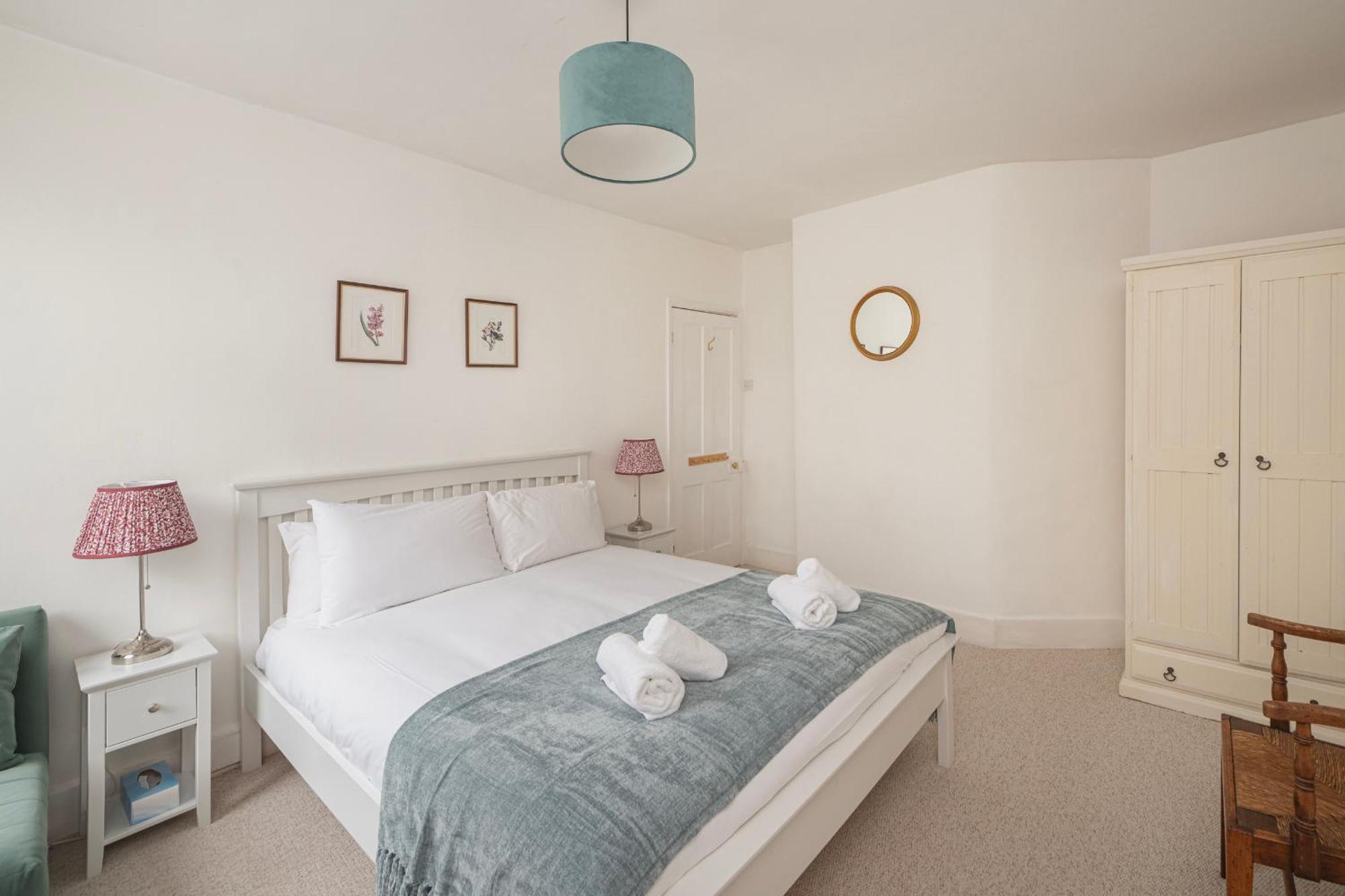 Churchill House - Two Bedrooms - Street Parking - Garden Holiday home Bath