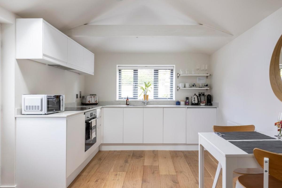 Self Contained 1 Bed House V Near Centre, Parking Holiday home *