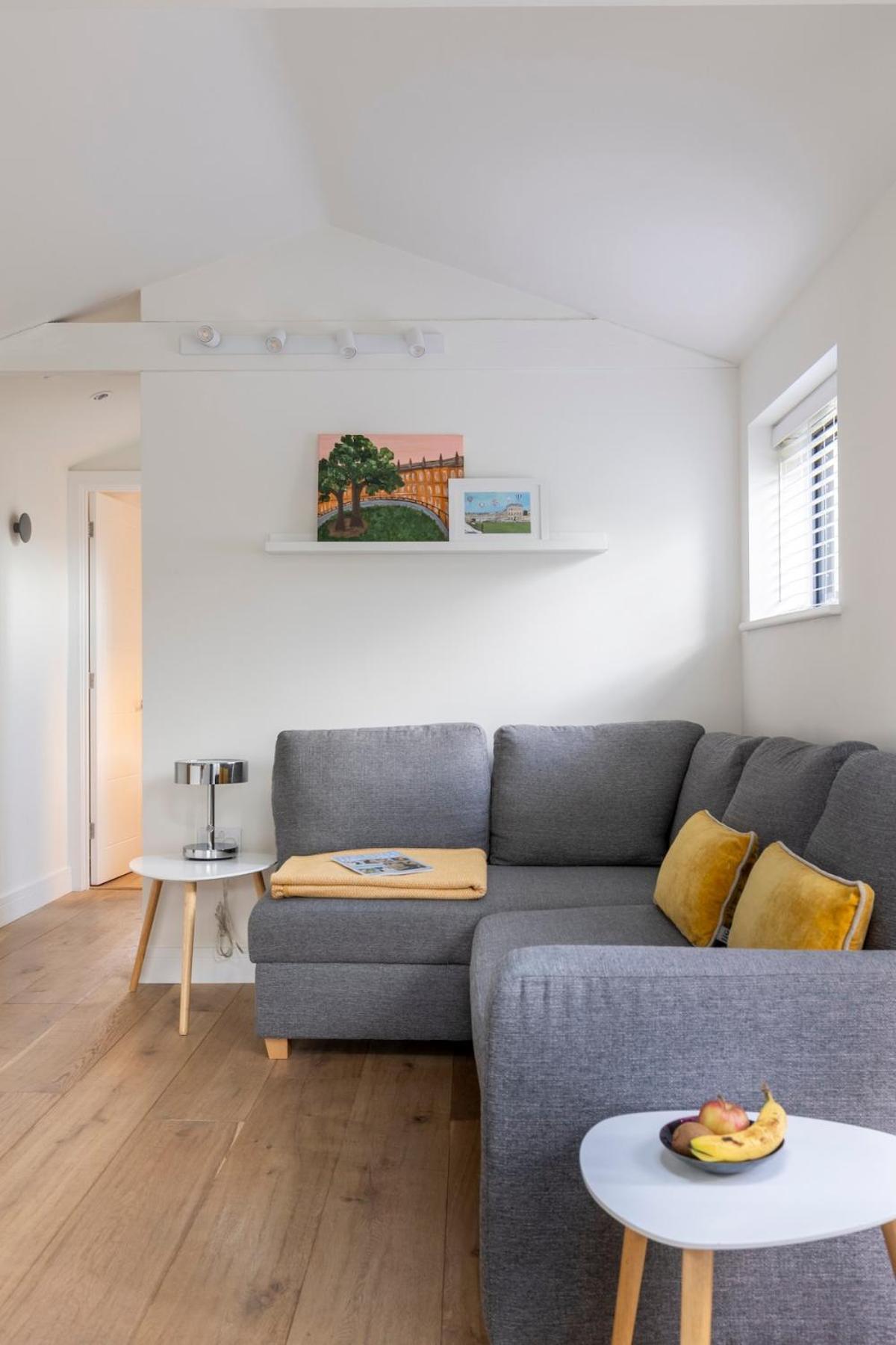 Self Contained 1 Bed House V Near Centre, Parking Holiday home