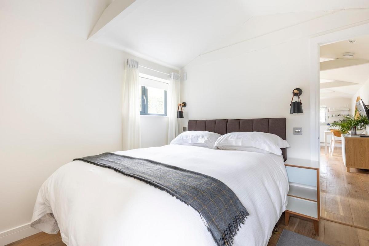 Self Contained 1 Bed House V Near Centre, Parking
