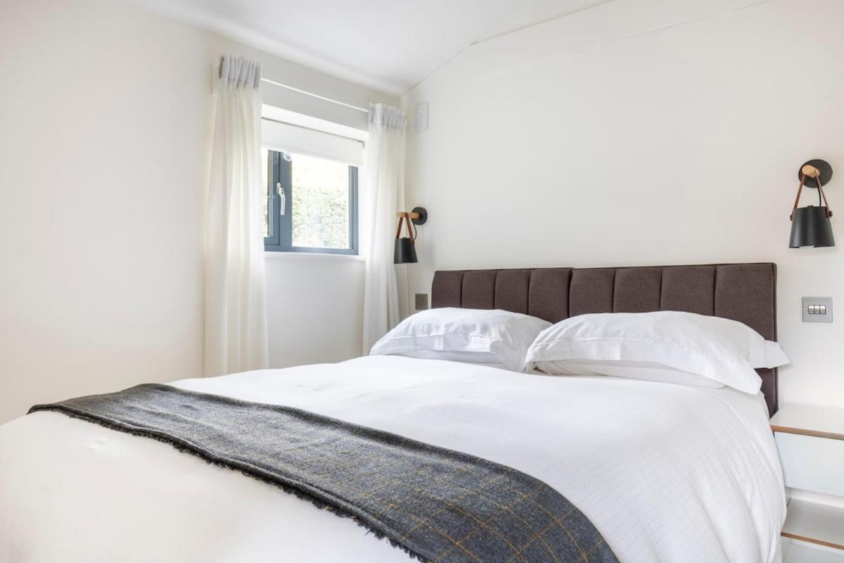 Self Contained 1 Bed House V Near Centre, Parking