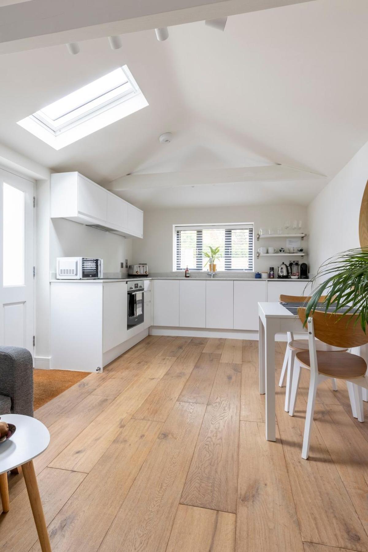 Self Contained 1 Bed House V Near Centre, Parking Holiday home