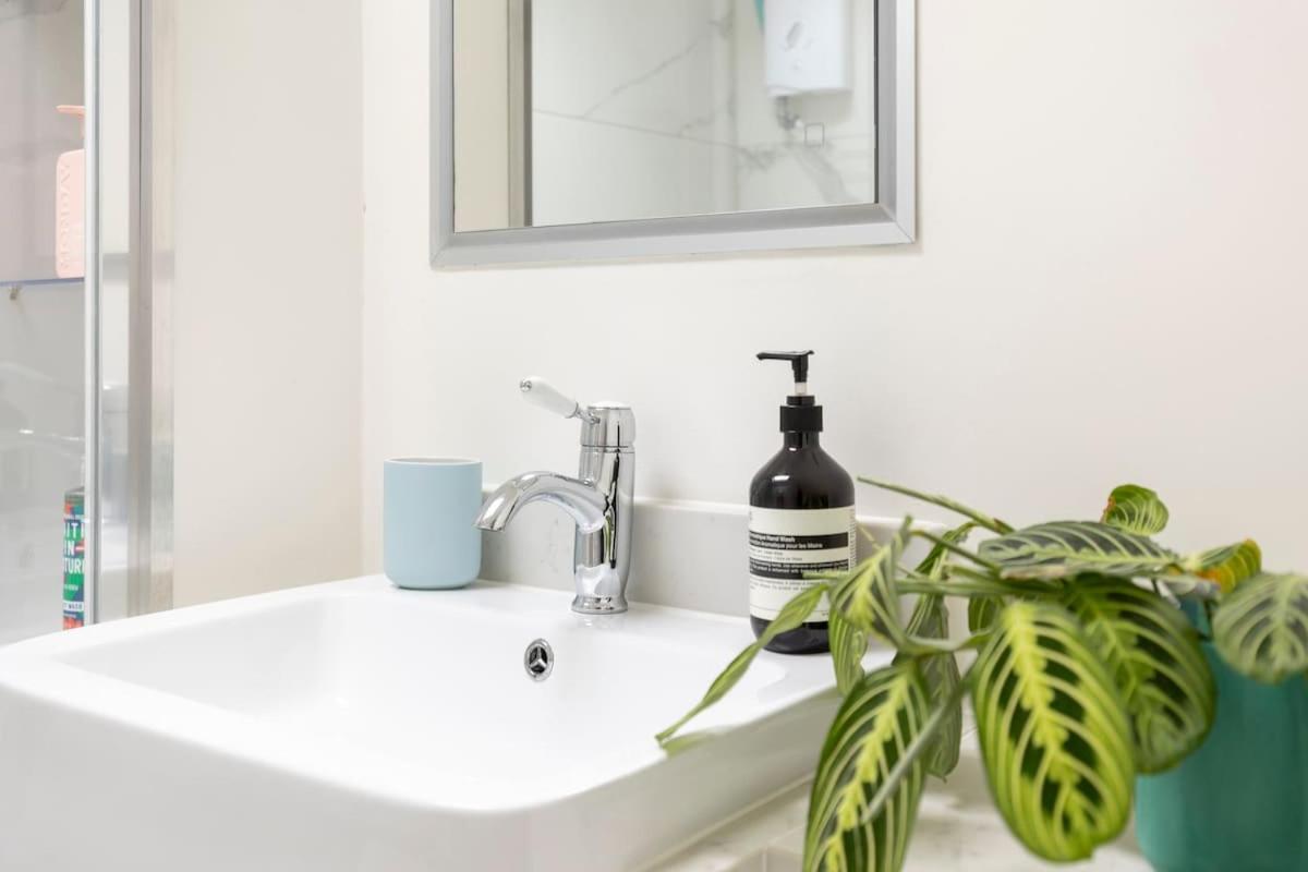 Self Contained 1 Bed House V Near Centre, Parking Bath