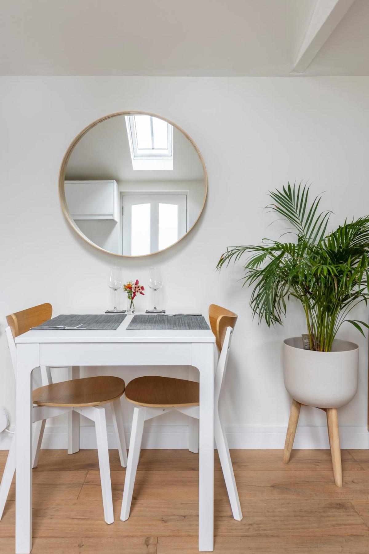 Self Contained 1 Bed House V Near Centre, Parking