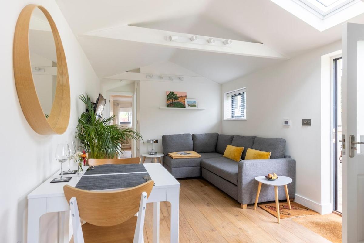 Holiday home Self Contained 1 Bed House V Near Centre, Parking