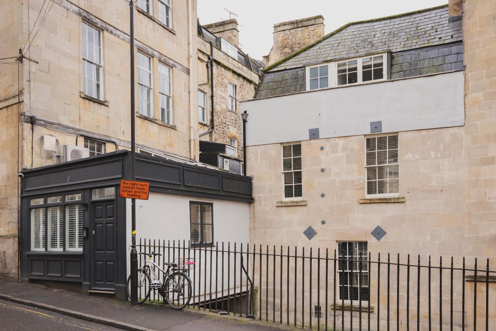 Luxury With Terrace In Sleeps 10 * Bath