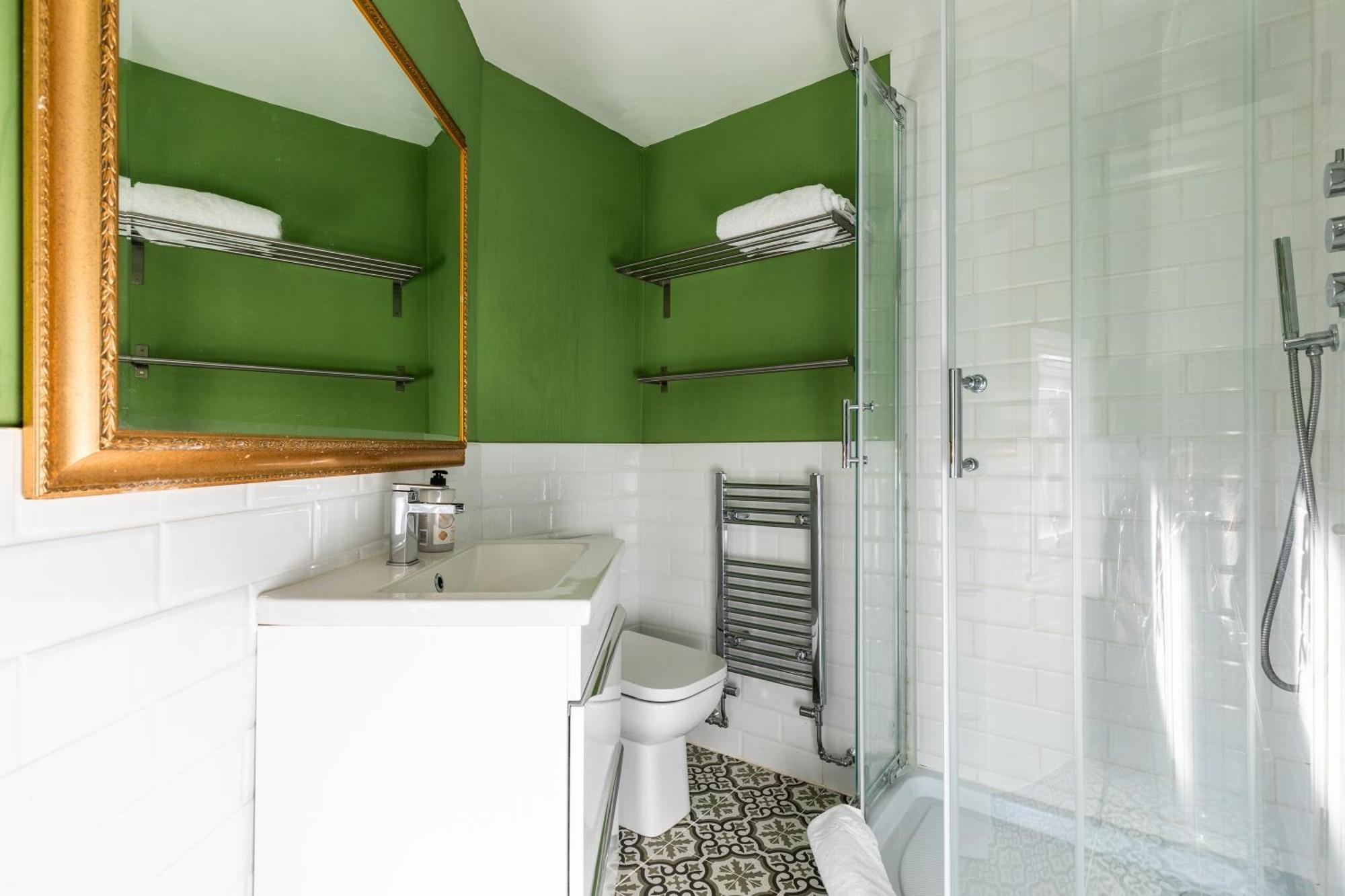 Apartment Hidden Retreat Bath