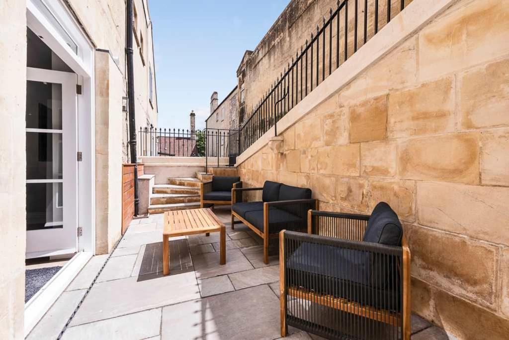 Former Wine Vaults With Hot Tub & Private Courtyard Apartment Bath