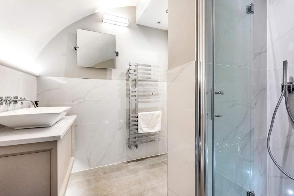 Former Wine Vaults With Hot Tub & Private Courtyard Bath