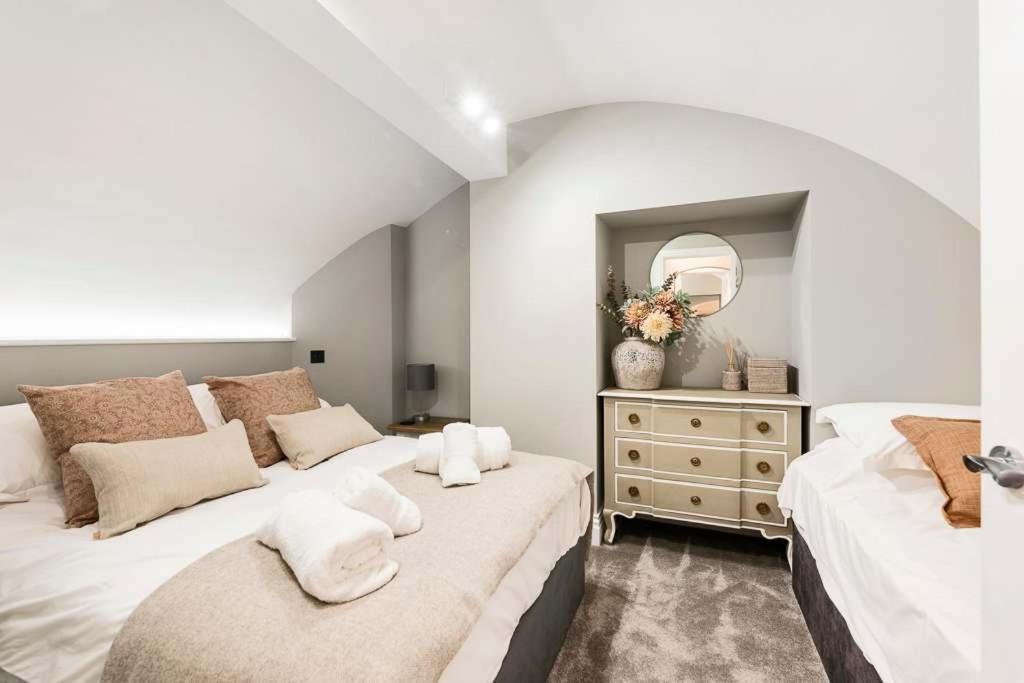 Former Wine Vaults With Hot Tub & Private Courtyard Apartment Bath
