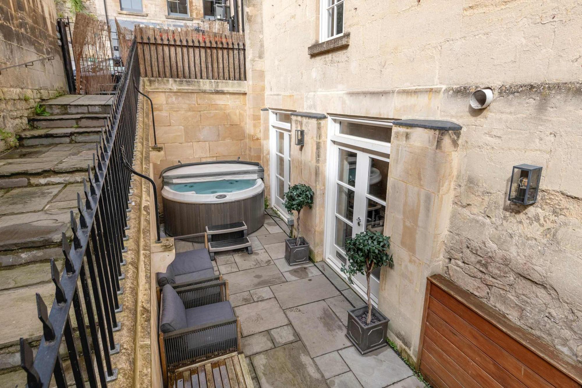 Former Wine Vaults With Hot Tub & Private Courtyard * Bath