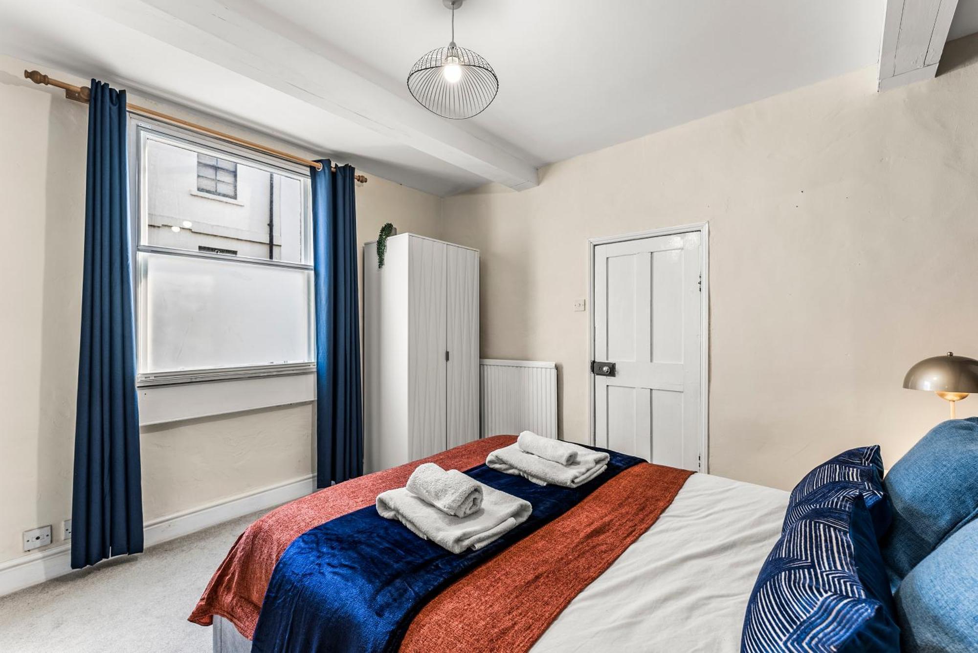 200 Year Old Georgian House In Apartment *