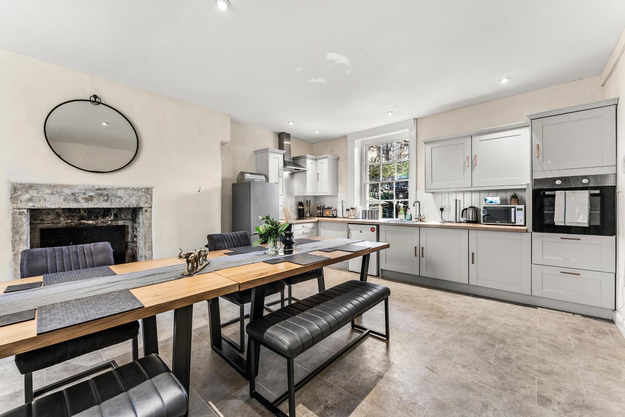 200 Year Old Georgian House In * Bath