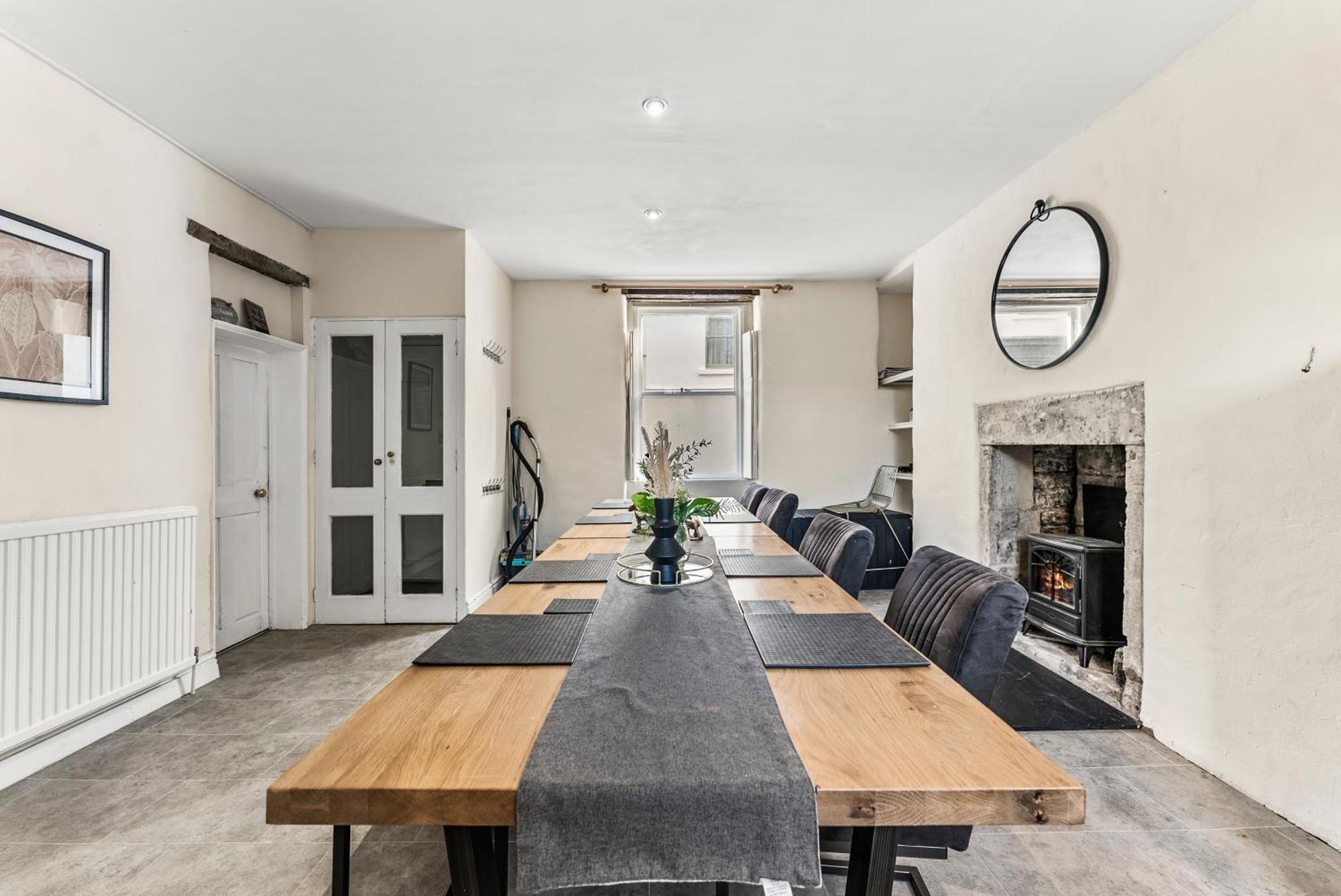 200 Year Old Georgian House In Apartment *