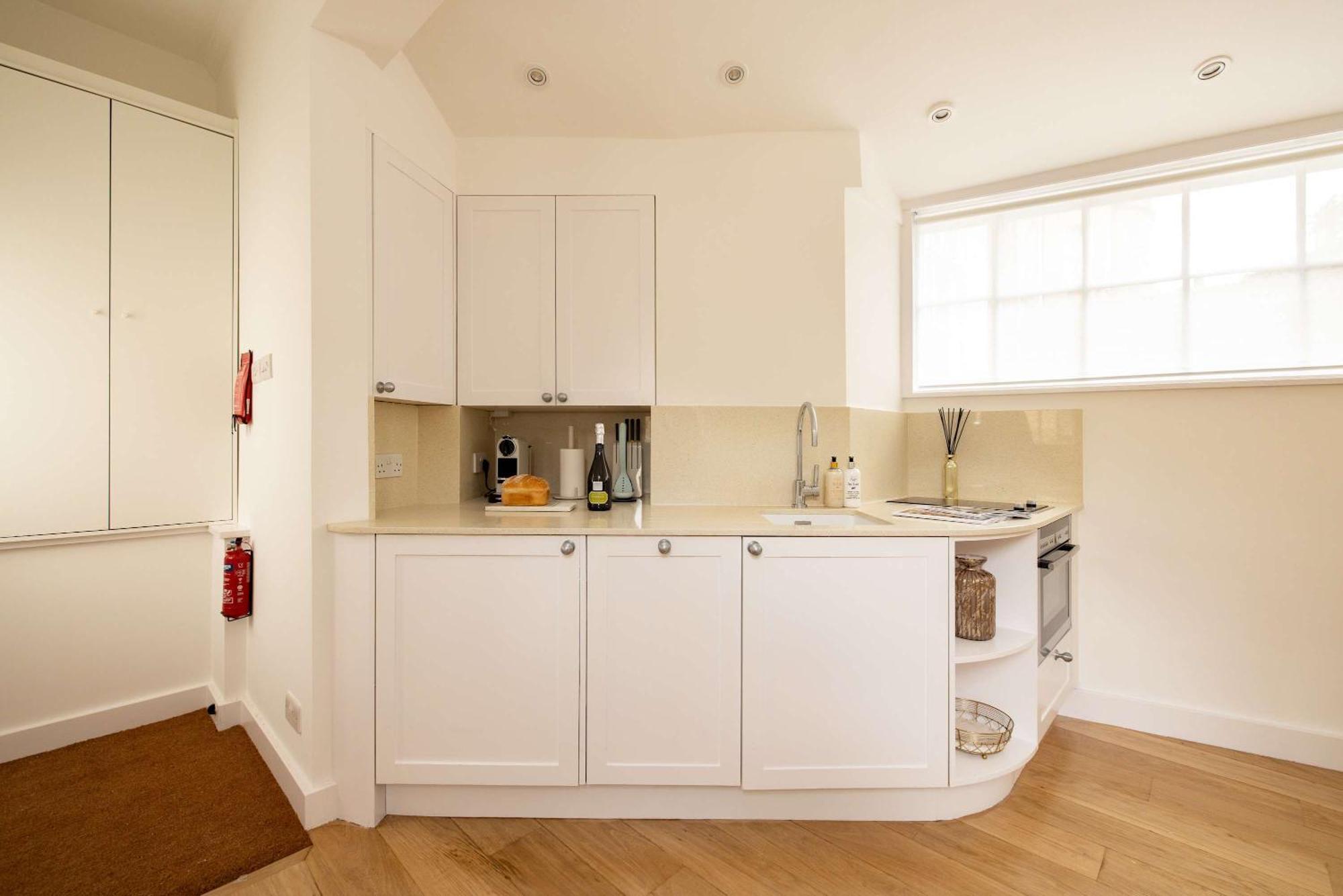 Charming One-bedroom Retreat In Historic Apartment