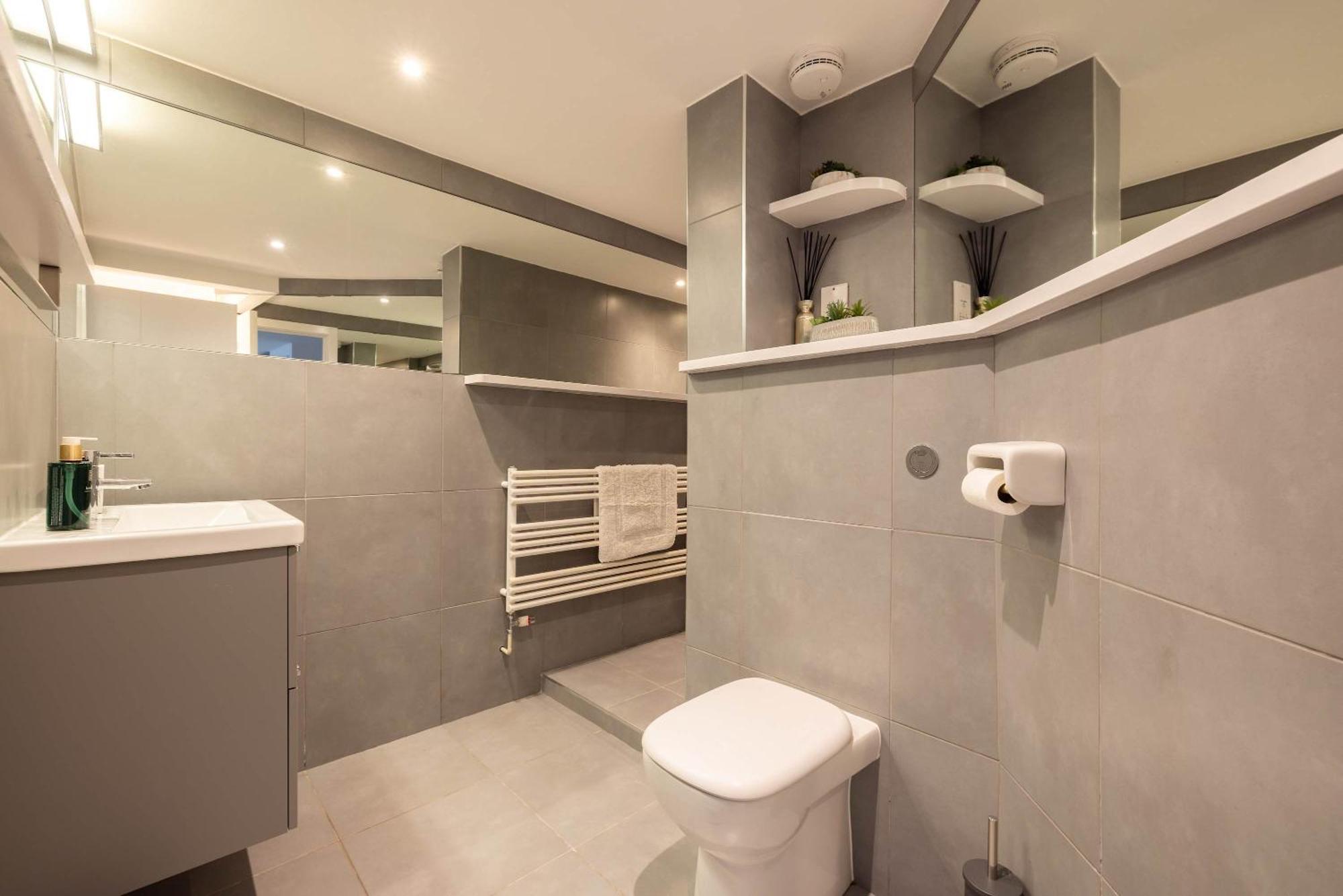 Charming One-bedroom Retreat In Historic Apartment Bath