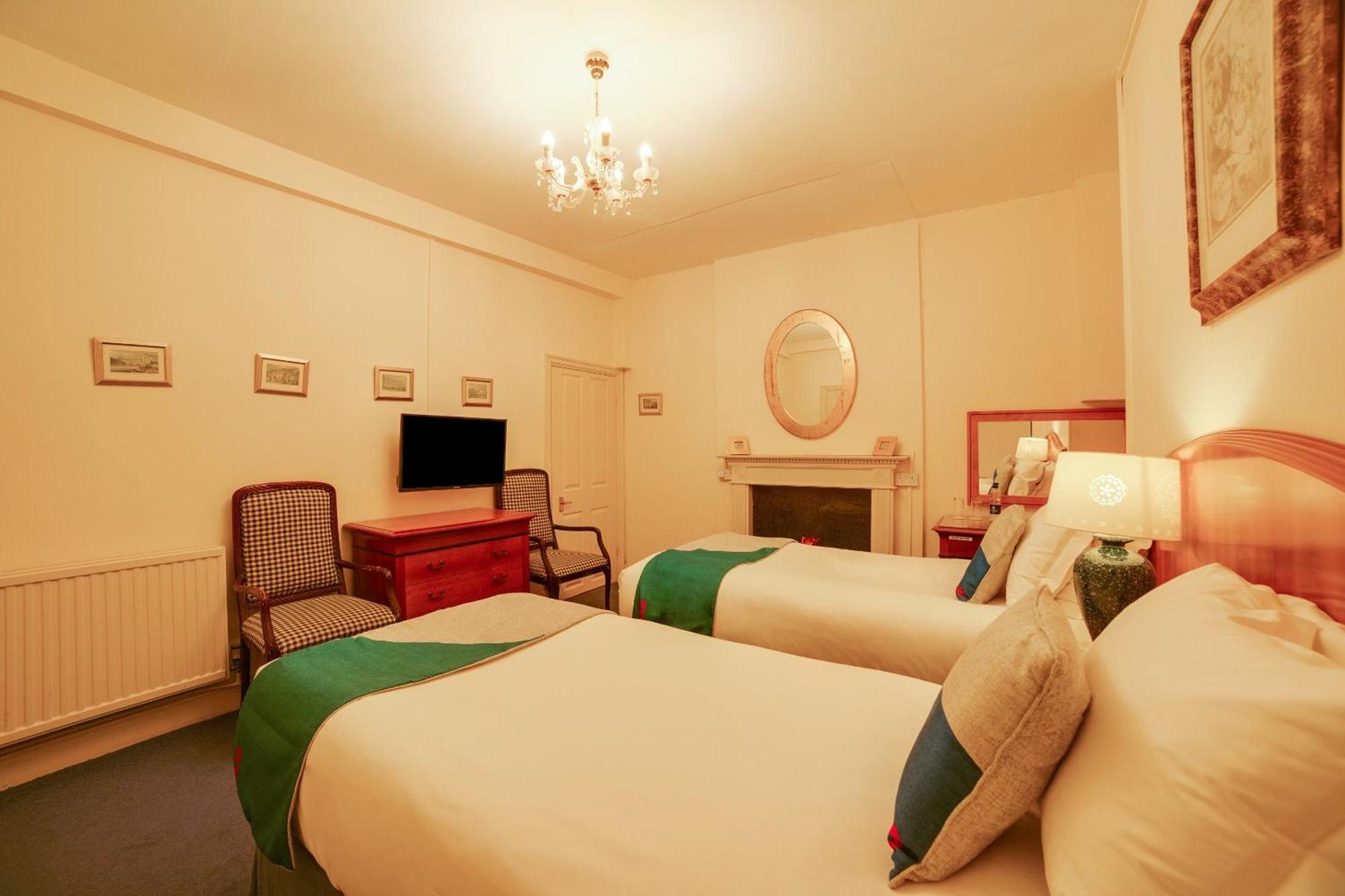 Oyo Bailbrook Lodge, Hotel