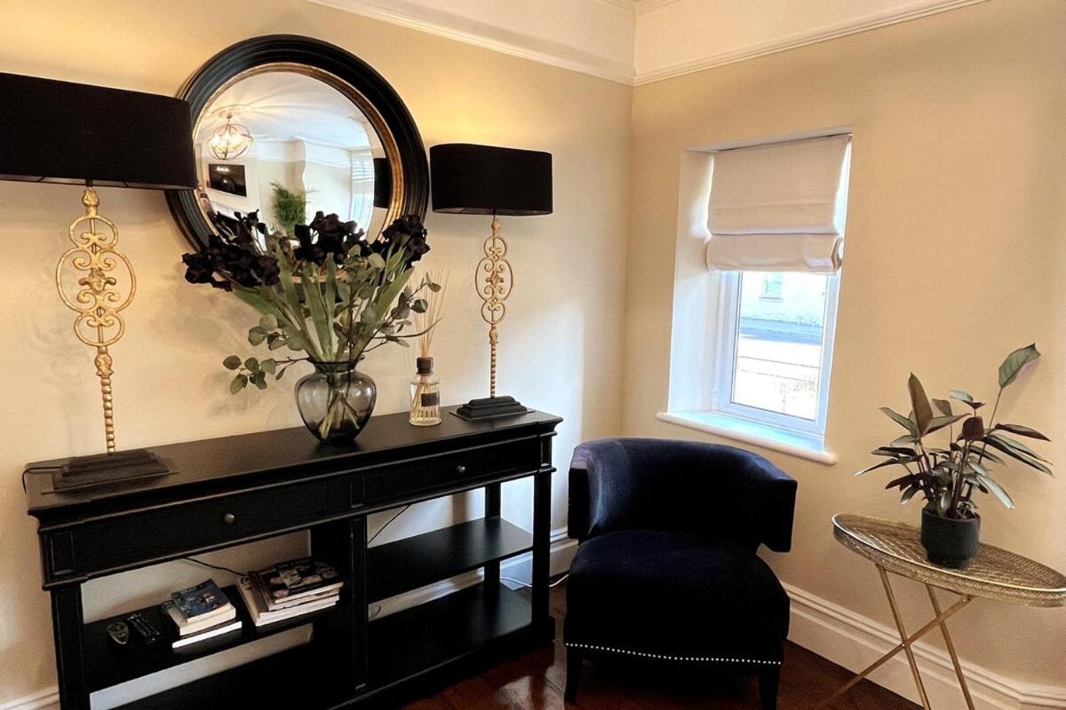 Stunning Town House In Centre- Free Parking! Bath