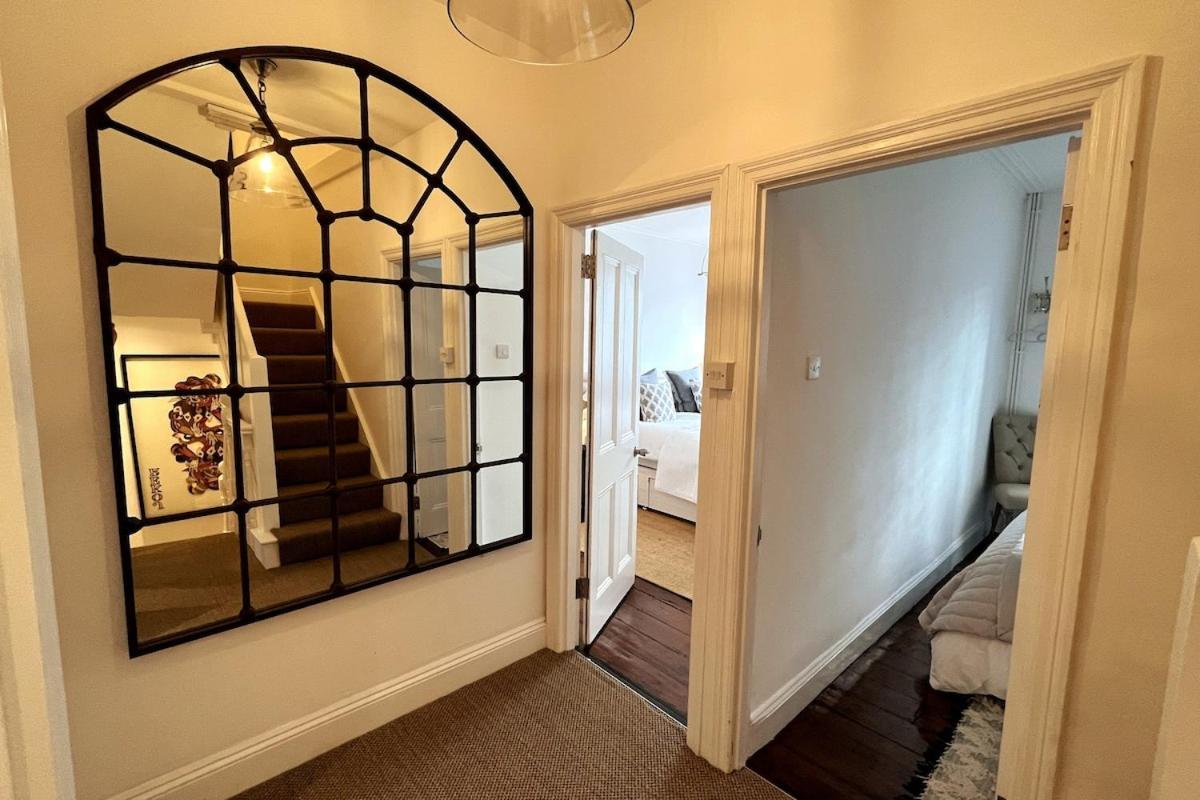Stunning Town House In Centre- Free Parking! Holiday home Bath