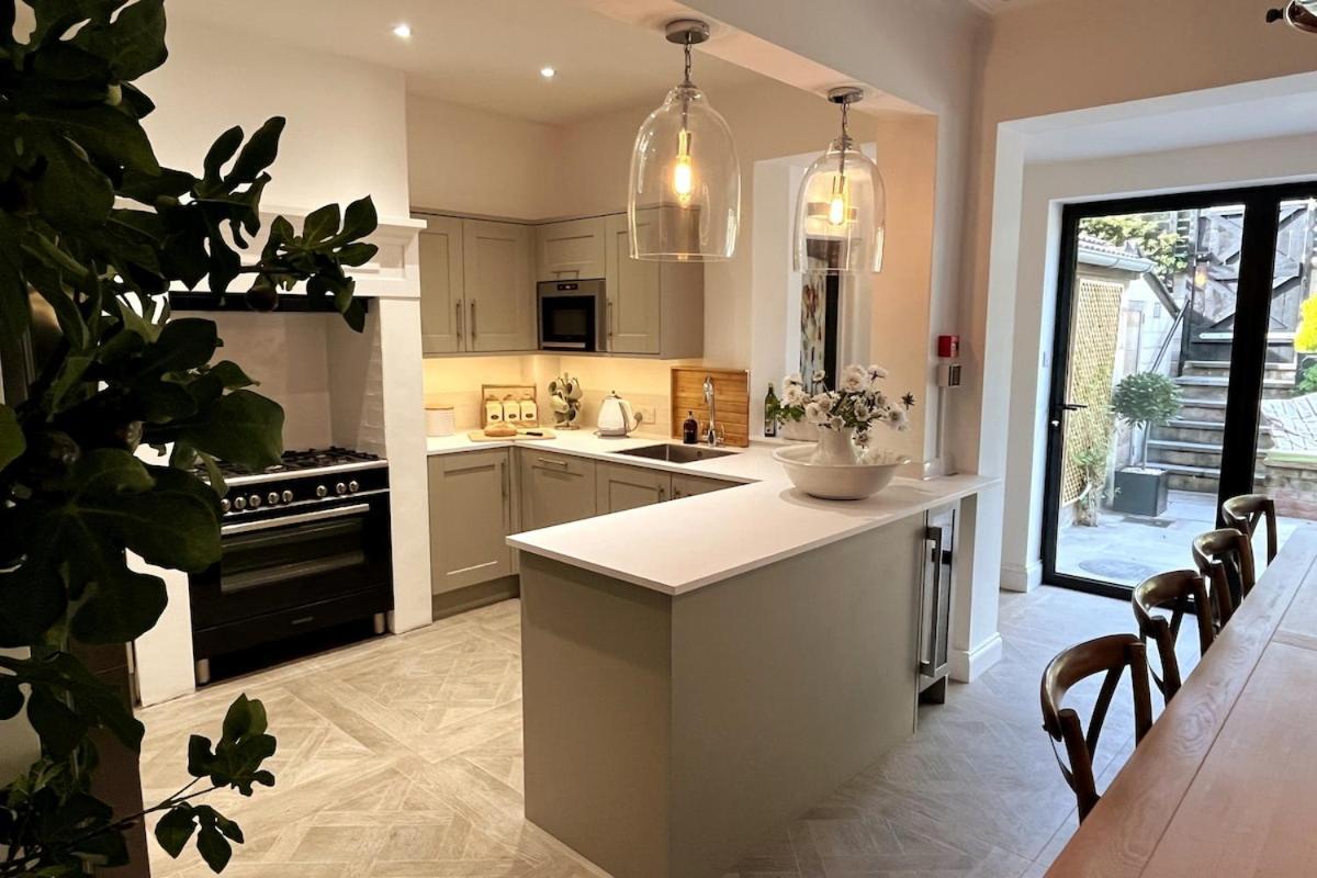 Stunning Town House In Centre- Free Parking!