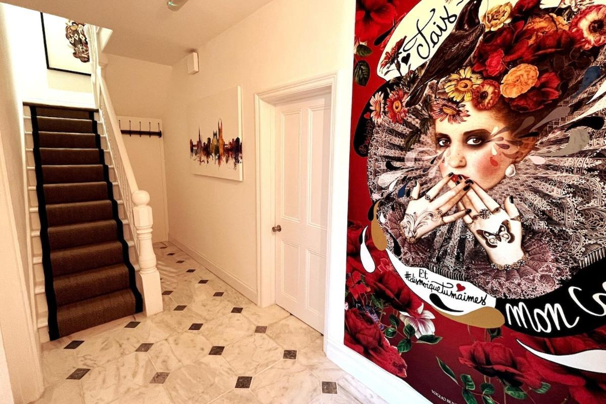 Stunning Town House In Centre- Free Parking!