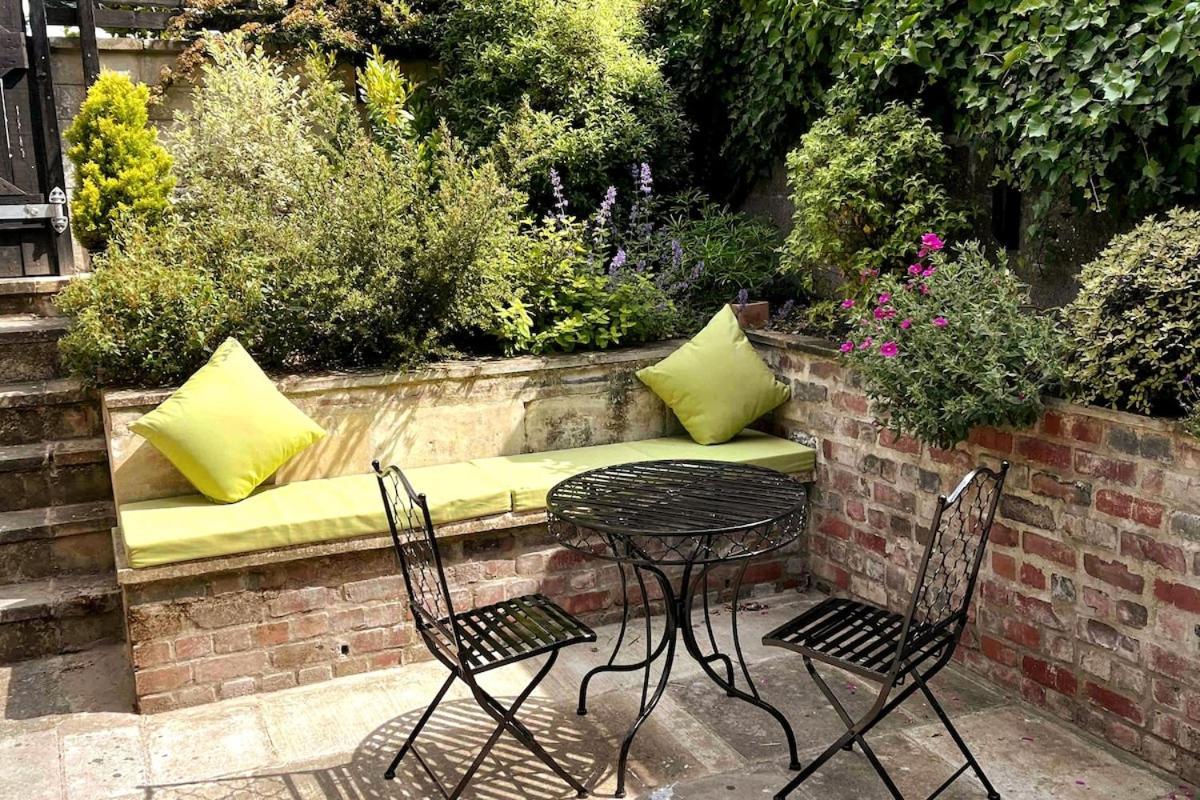 Stunning Town House In Centre- Free Parking! *