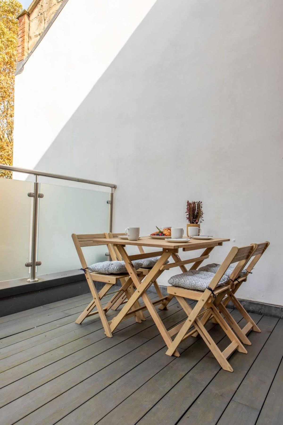 Bright Open Plan Living - - Free Parking Apartment *