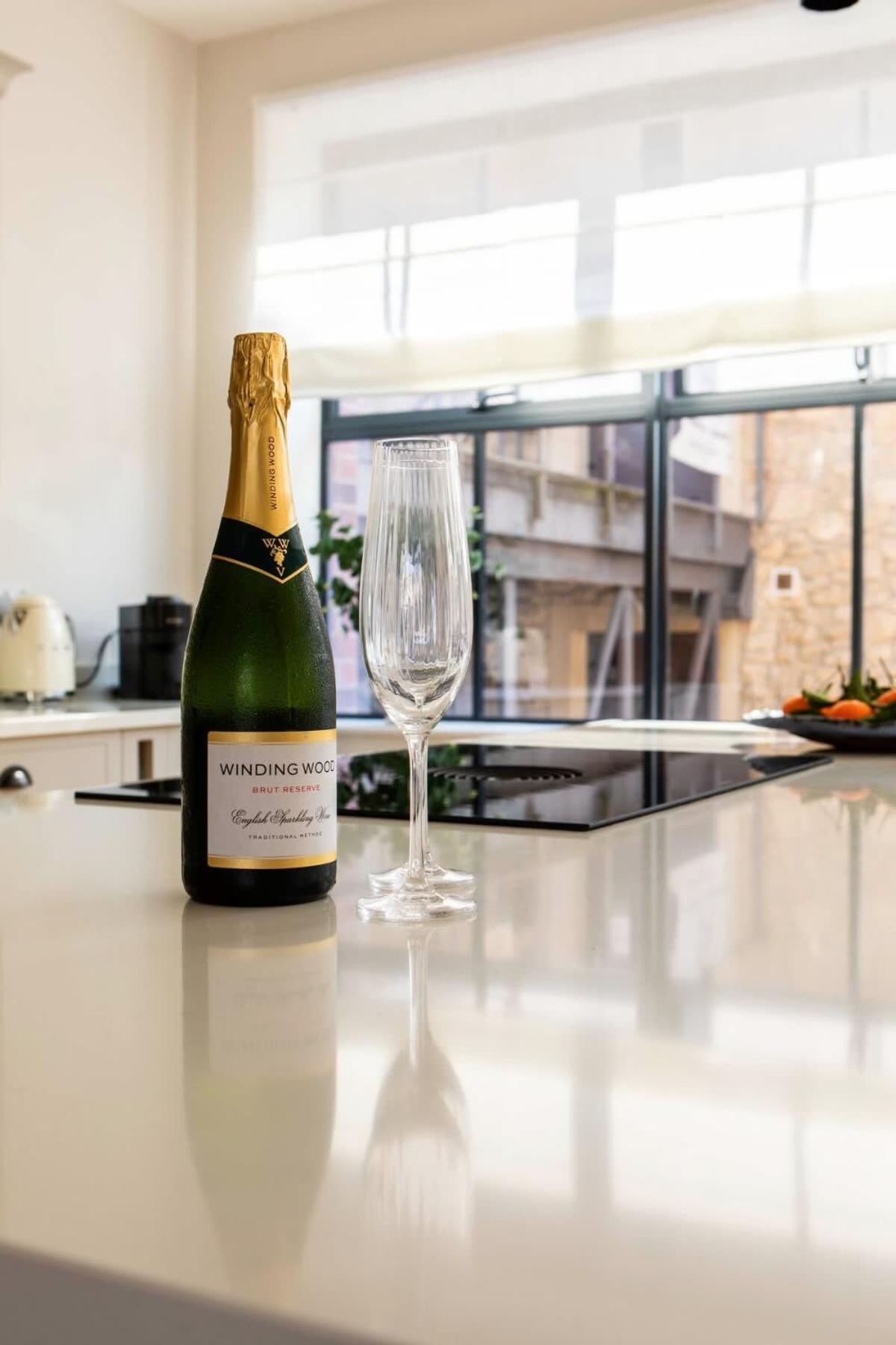 Bright Open Plan Living - - Free Parking